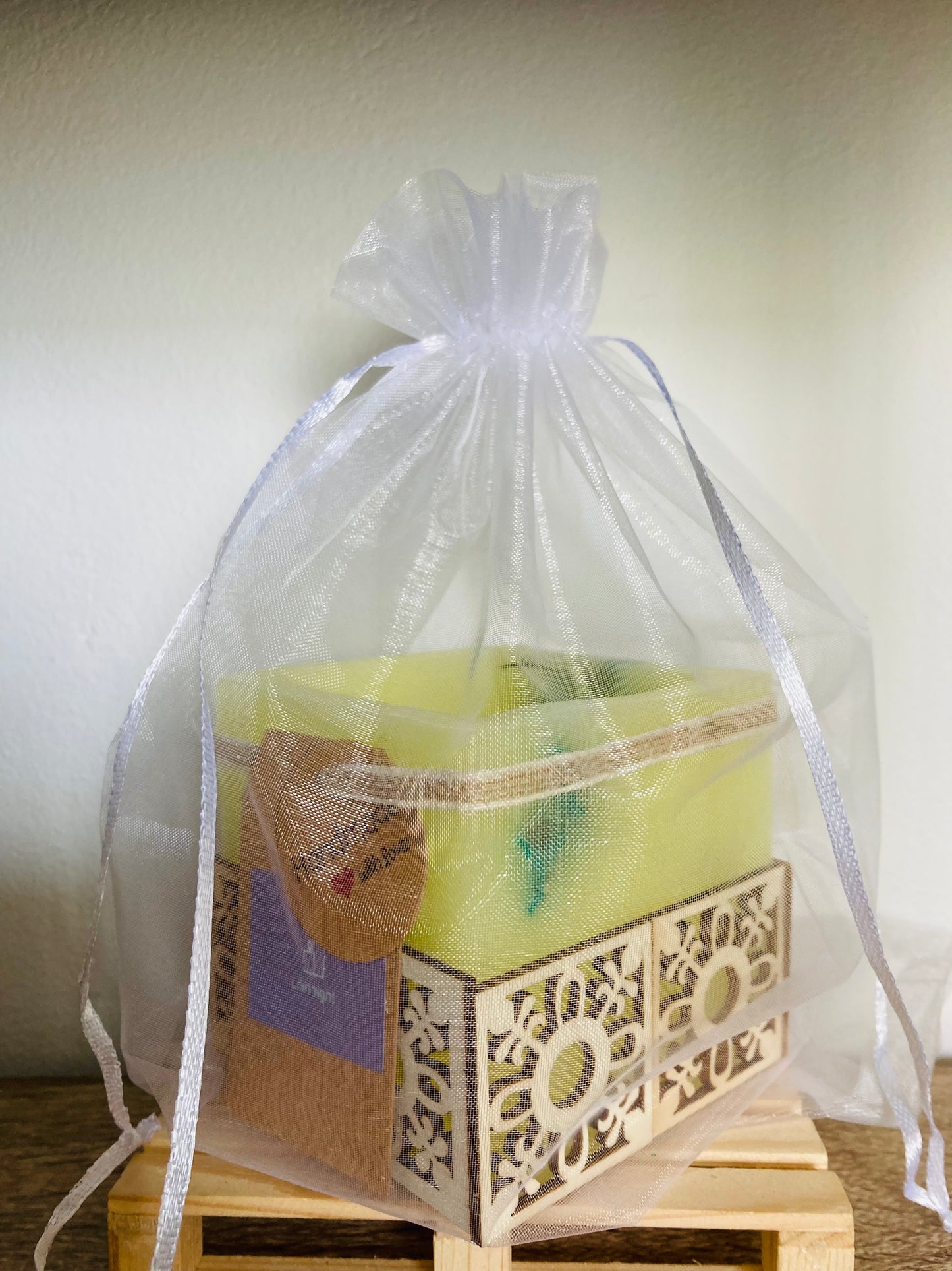 Vela Fanal/vela hueca Artesanal – Diseño Farolillo Asiático – Disponible en Blanco (Aroma Floral) o Amarillo (Aroma a Limón) – Hecha a Mano con Apliques de Madera – LilinNight (amarillo