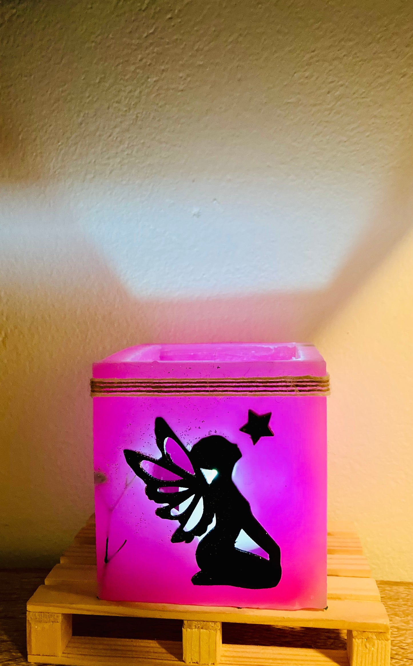 Fanal de cera/ vela hueca con hada de madera y aroma floral