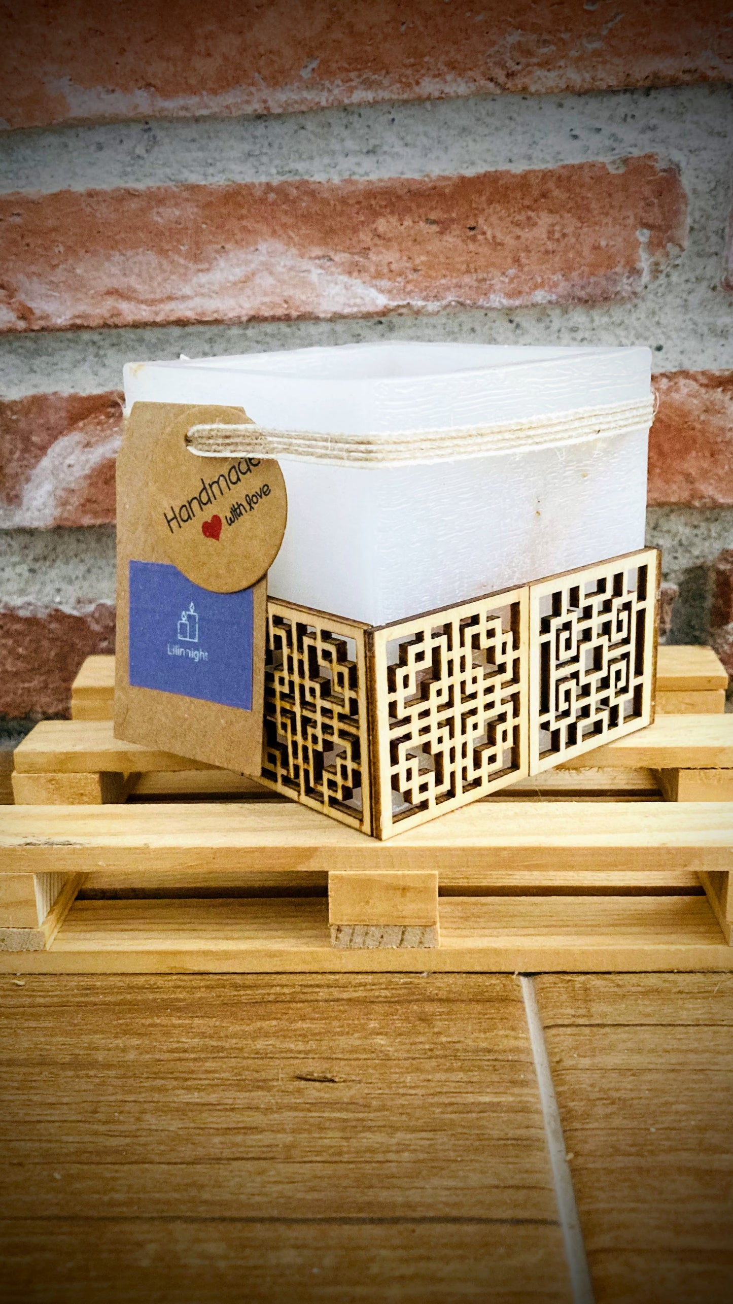 Vela Fanal/vela hueca Artesanal – Diseño Farolillo Asiático – Disponible en Blanco (Aroma Floral) o Amarillo (Aroma a Limón) – Hecha a Mano con Apliques de Madera – LilinNight (amarillo
