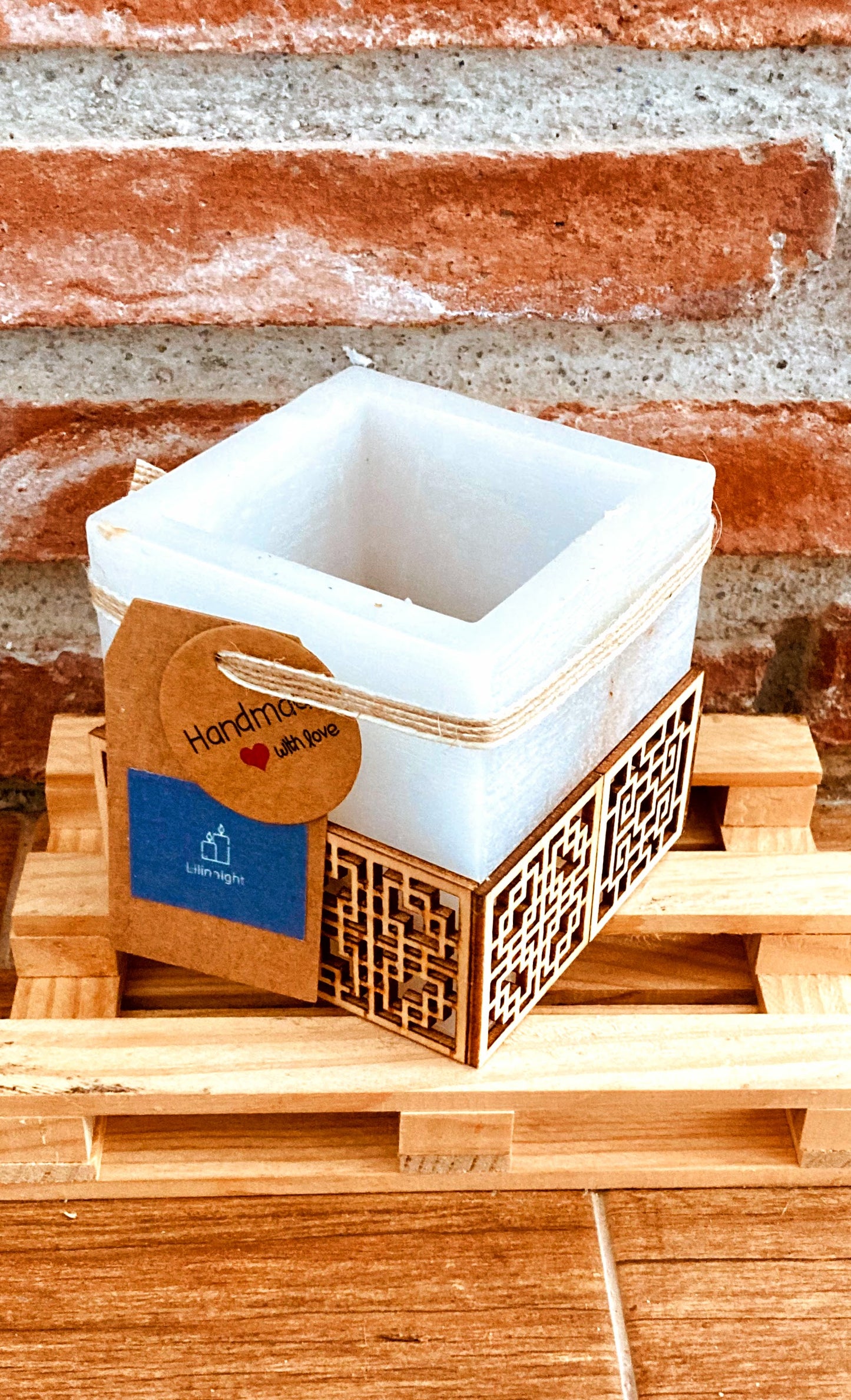 Vela Fanal/vela hueca Artesanal – Diseño Farolillo Asiático – Disponible en Blanco (Aroma Floral) o Amarillo (Aroma a Limón) – Hecha a Mano con Apliques de Madera – LilinNight (amarillo