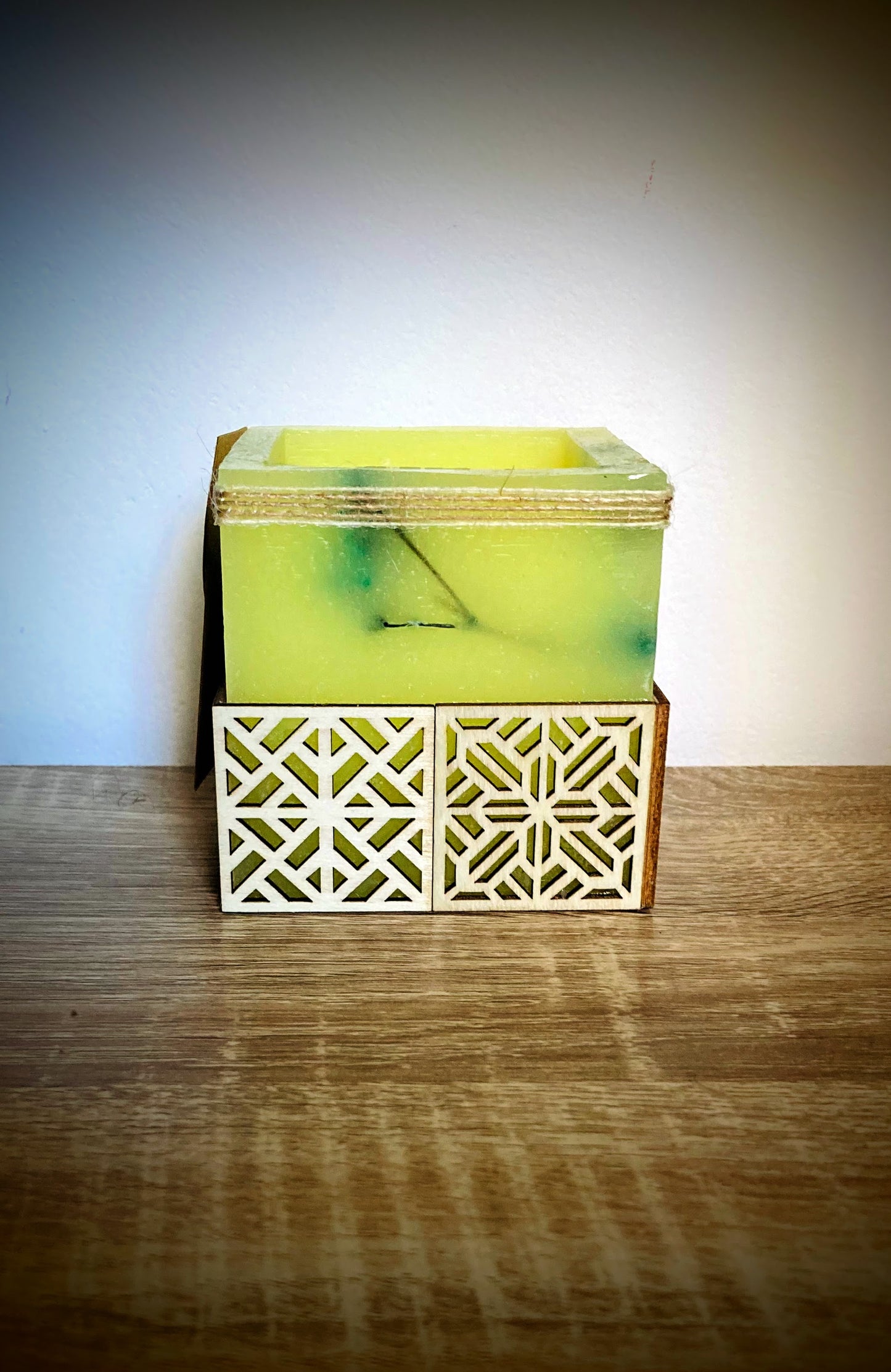Vela Fanal/vela hueca Artesanal – Diseño Farolillo Asiático – Disponible en Blanco (Aroma Floral) o Amarillo (Aroma a Limón) – Hecha a Mano con Apliques de Madera – LilinNight (amarillo