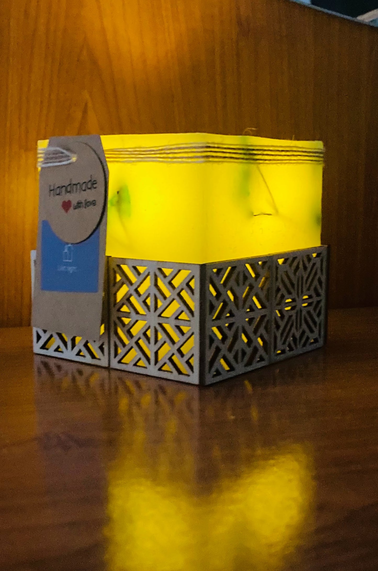 Vela Fanal/vela hueca Artesanal – Diseño Farolillo Asiático – Disponible en Blanco (Aroma Floral) o Amarillo (Aroma a Limón) – Hecha a Mano con Apliques de Madera – LilinNight (amarillo