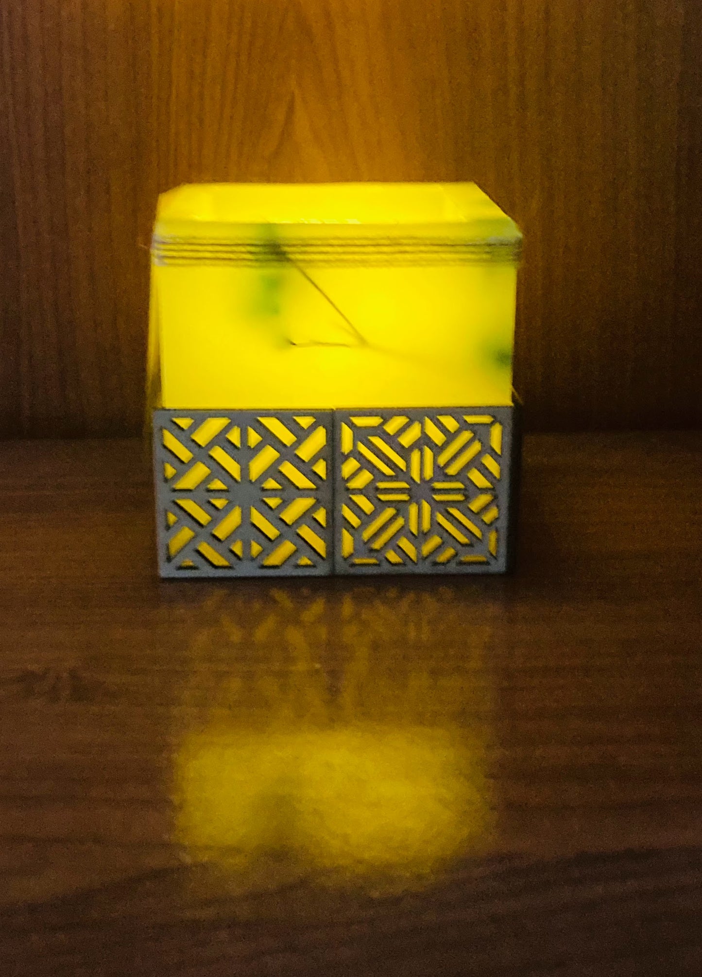 Vela Fanal/vela hueca Artesanal – Diseño Farolillo Asiático – Disponible en Blanco (Aroma Floral) o Amarillo (Aroma a Limón) – Hecha a Mano con Apliques de Madera – LilinNight (amarillo