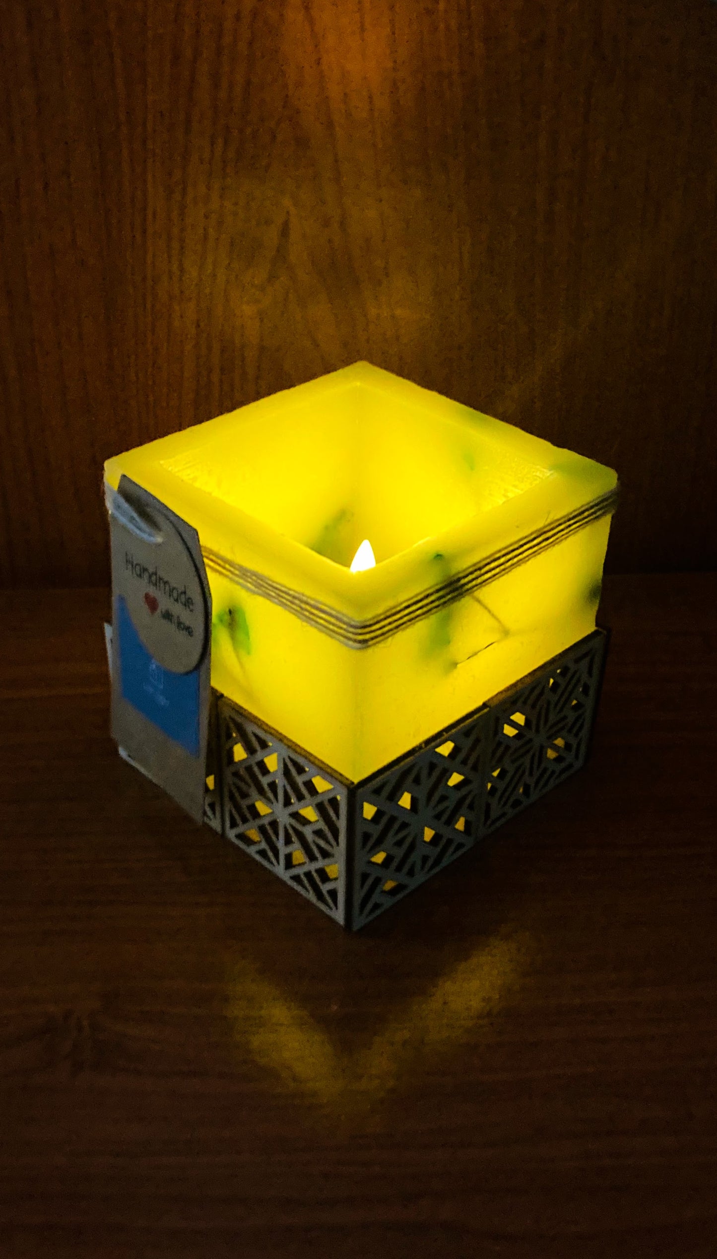 Vela Fanal/vela hueca Artesanal – Diseño Farolillo Asiático – Disponible en Blanco (Aroma Floral) o Amarillo (Aroma a Limón) – Hecha a Mano con Apliques de Madera – LilinNight (amarillo