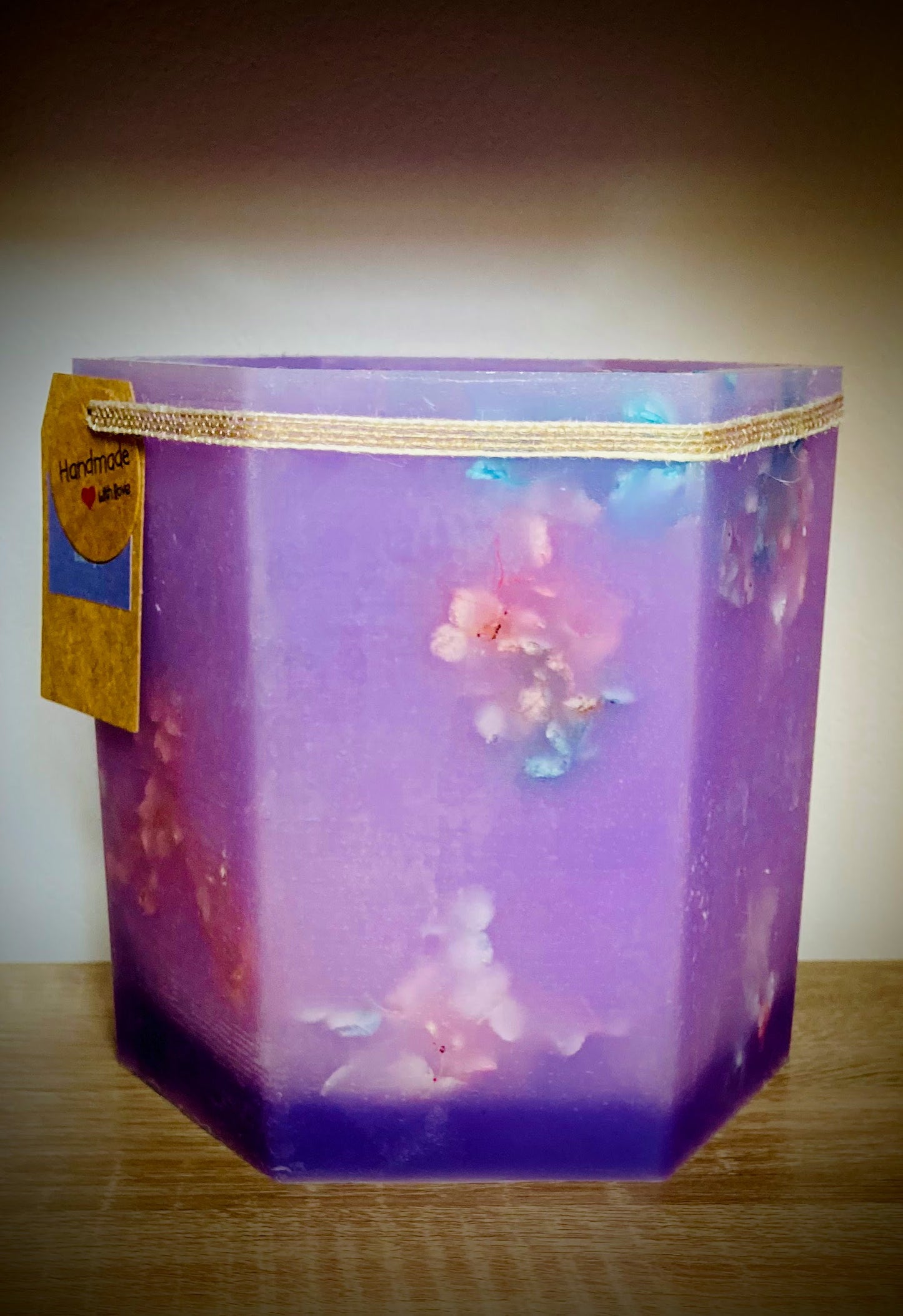 Fanal hexagonal de cera / vela hueca con aroma a frutas del bosque y flores secas