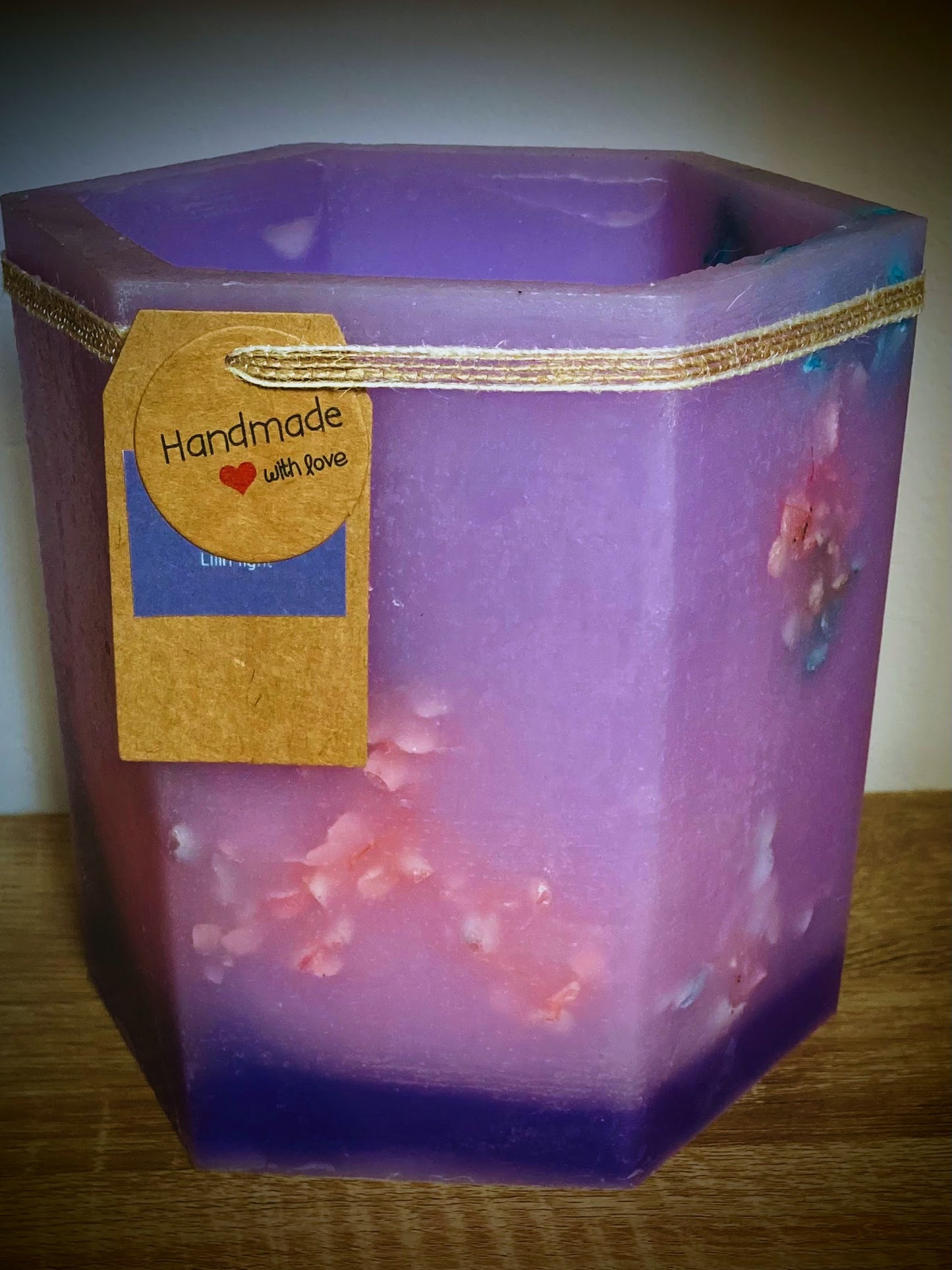 Fanal hexagonal de cera / vela hueca con aroma a frutas del bosque y flores secas