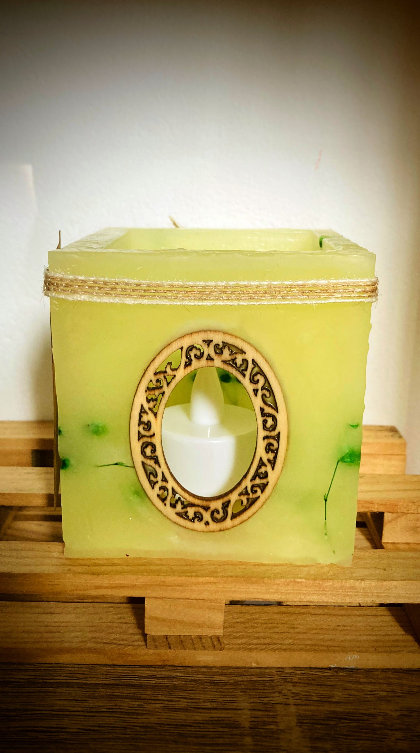 Fanal de cera/ vela hueca con aplique de madera en forma de espejo y aroma floral - Lilinnight
