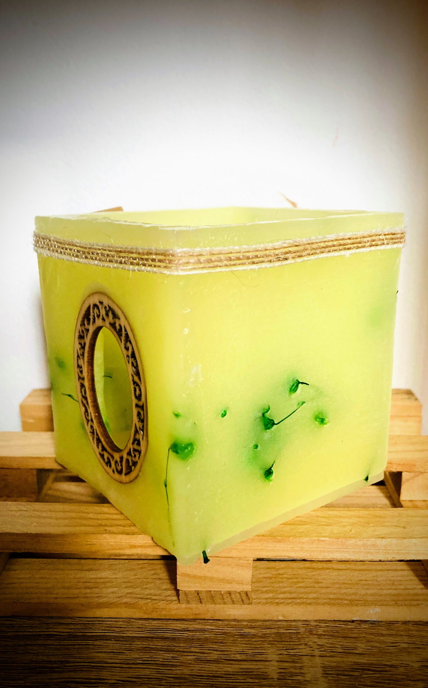Fanal de cera/ vela hueca con aplique de madera en forma de espejo y aroma floral - Lilinnight