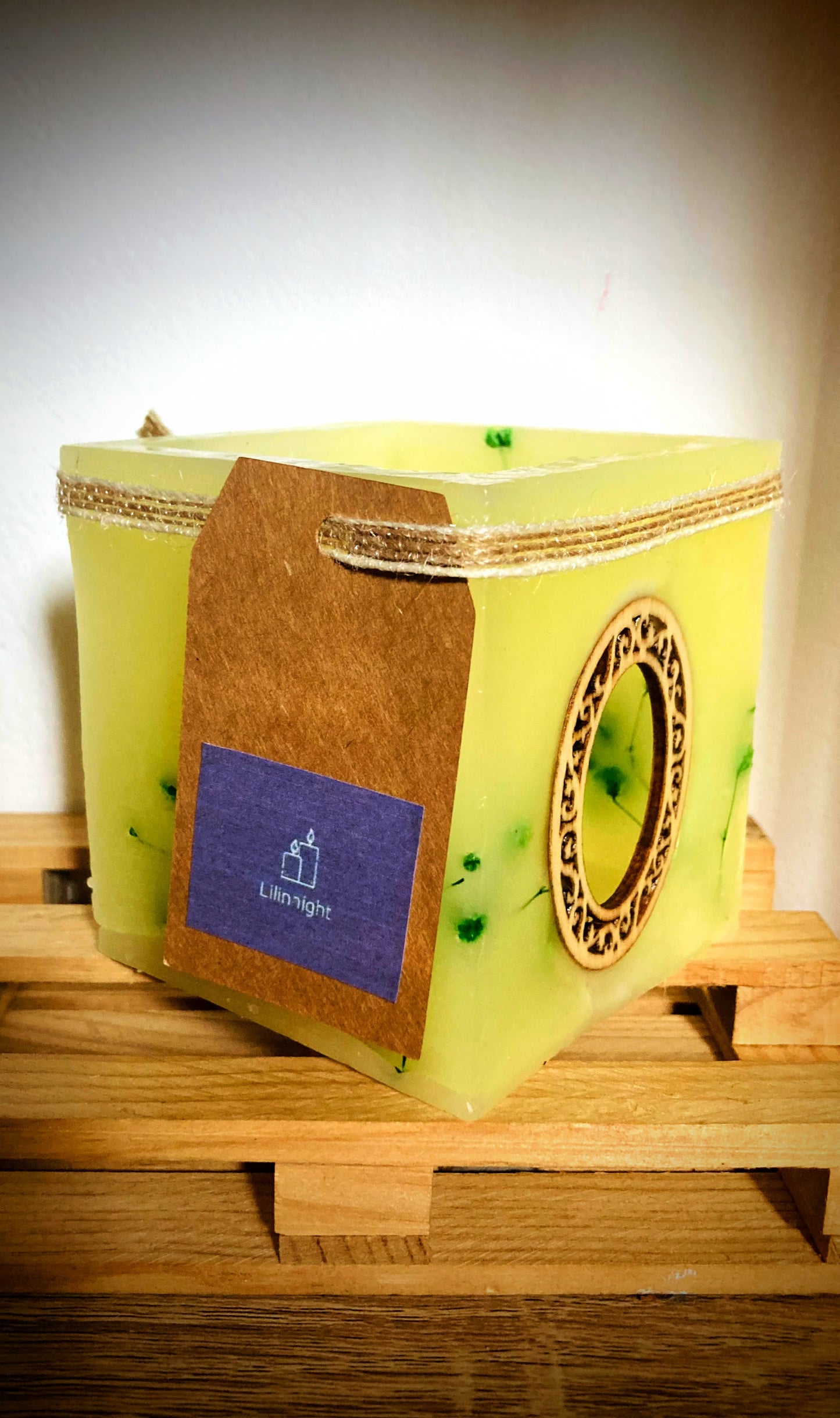 Fanal de cera/ vela hueca con aplique de madera en forma de espejo y aroma floral - Lilinnight