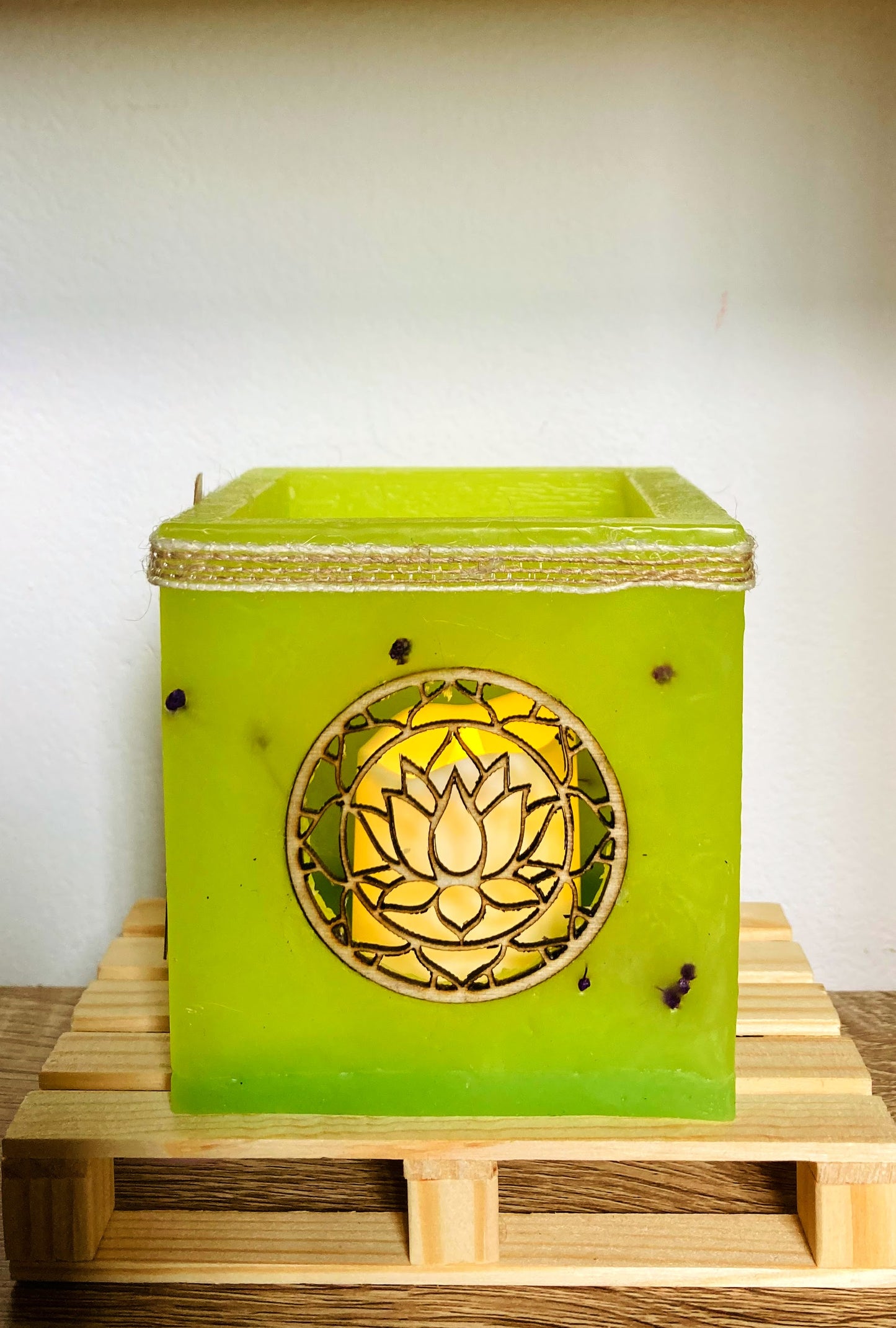 Fanal de cera/vela hueca con aplique de madera de flor de loto aromática - Lilinnight