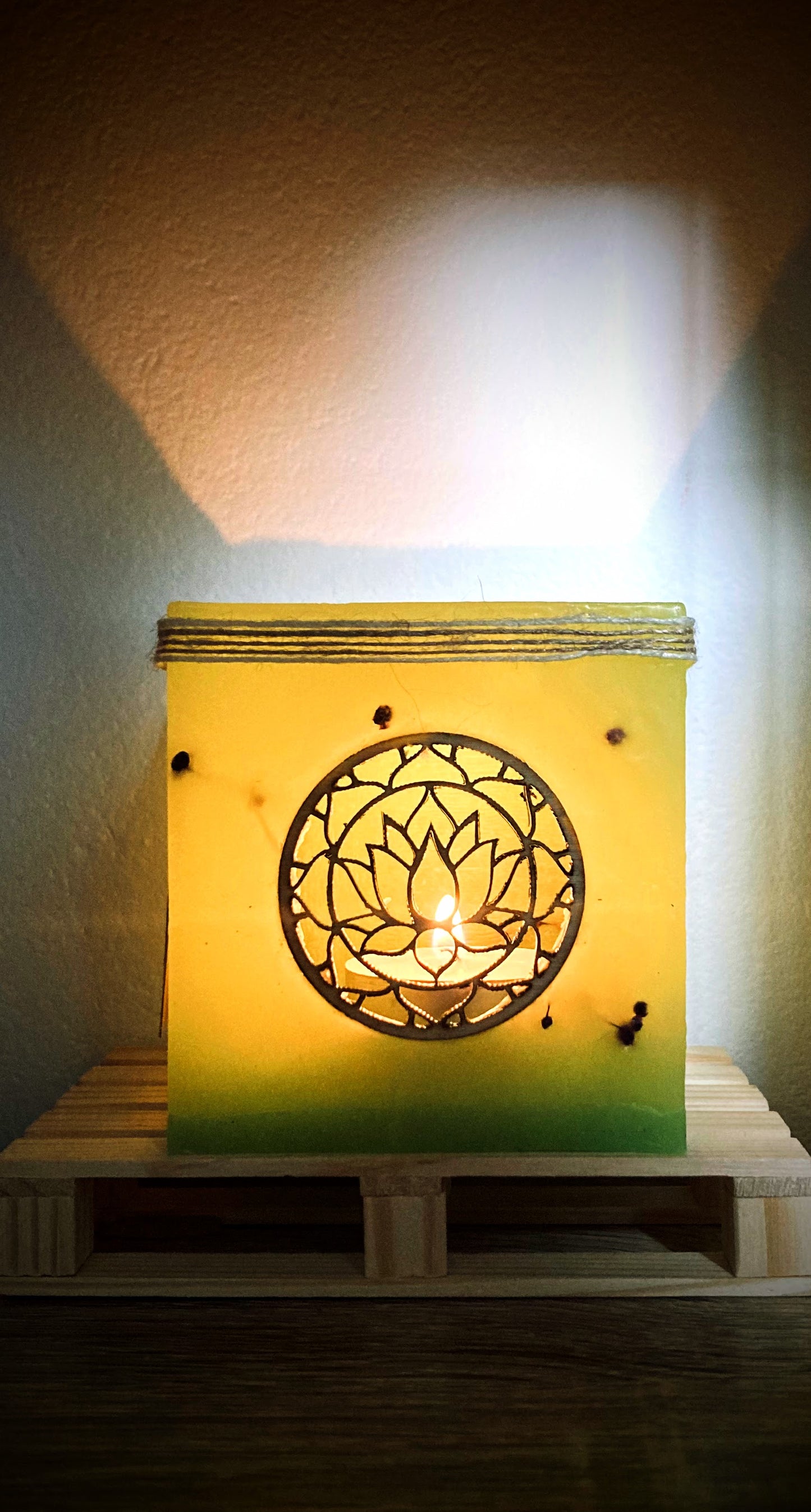 Fanal de cera/vela hueca con aplique de madera de flor de loto aromática - Lilinnight