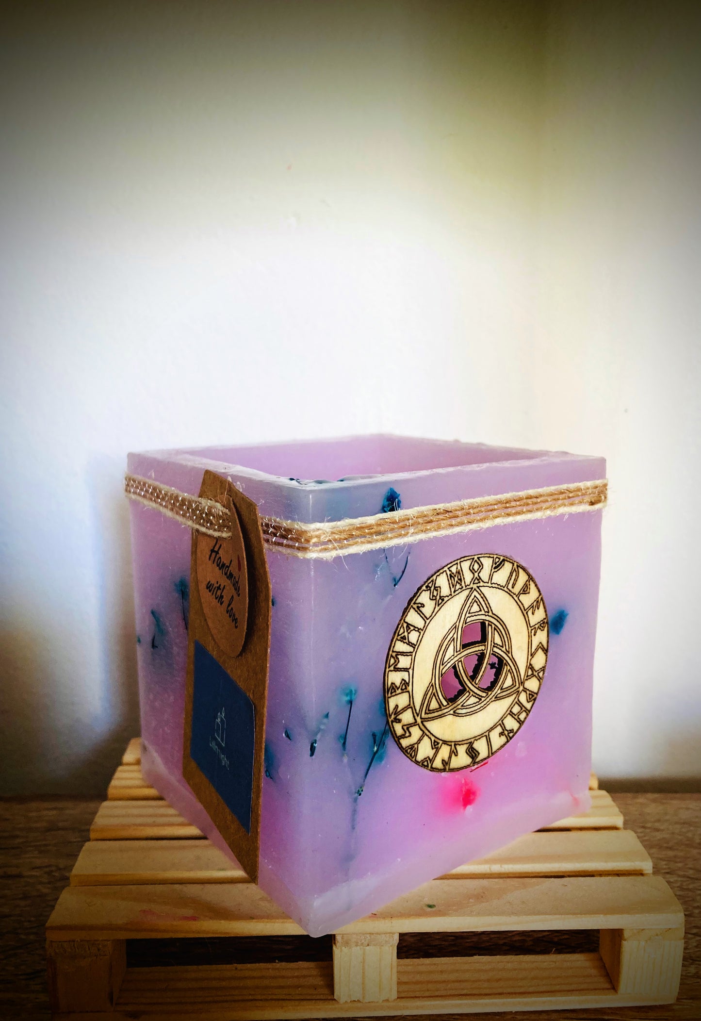 Fanal de Cera / Vela Hueca con Símbolo de Nudo de Bruja y Olor Floral – Lilinnight