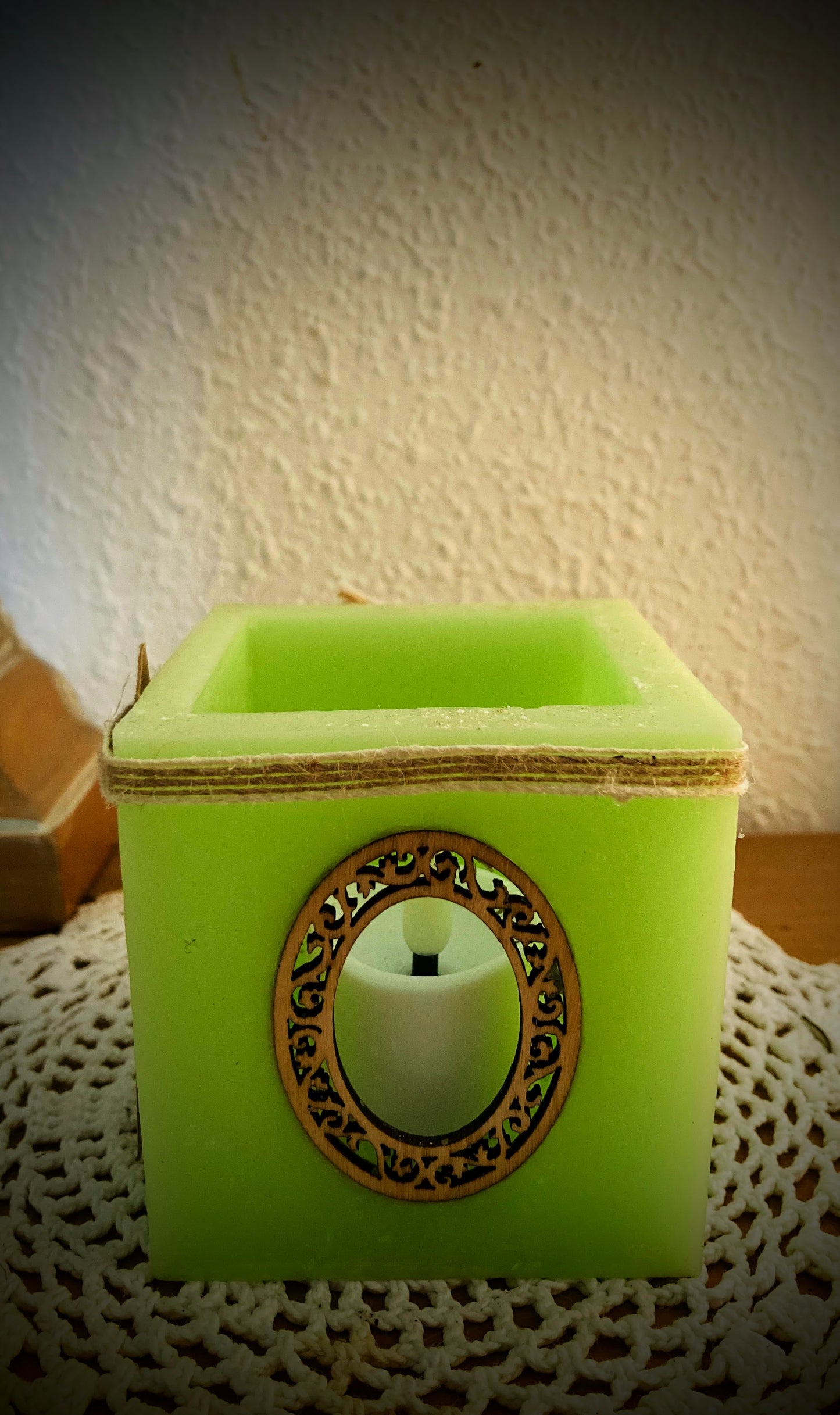 Fanal de cera/ vela hueca con aplique de madera en forma de espejo y aroma floral - Lilinnight