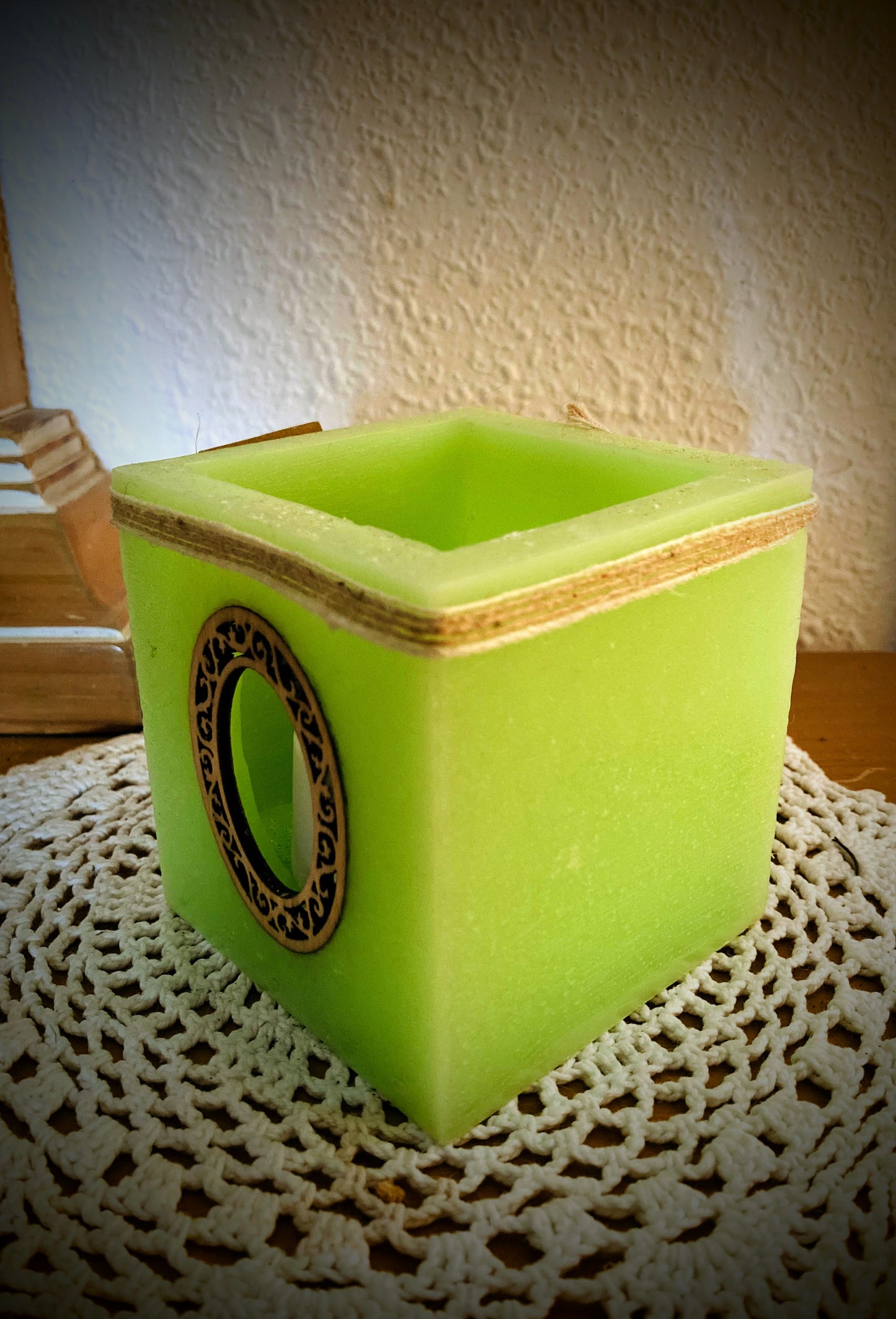 Fanal de cera/ vela hueca con aplique de madera en forma de espejo y aroma floral - Lilinnight
