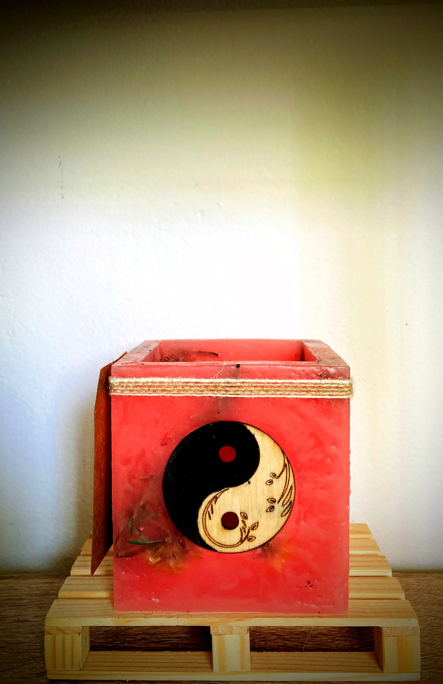 Fanal de cera / vela hueca con Ying-yang en madera y aroma a naranja y canela -Lilinnight