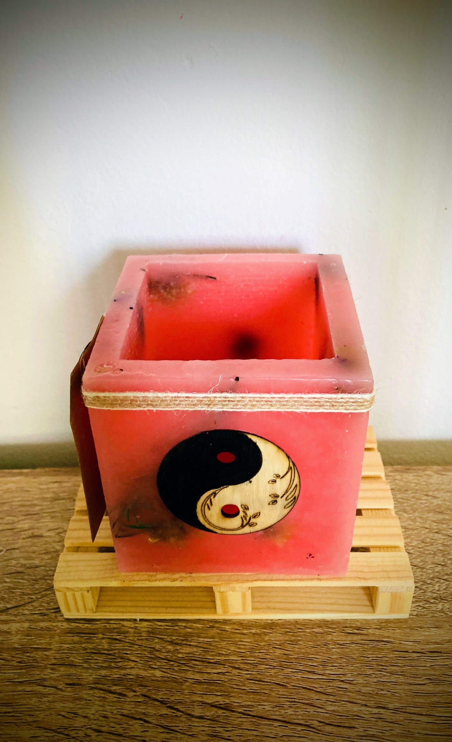Fanal de cera / vela hueca con Ying-yang en madera y aroma a naranja y canela -Lilinnight