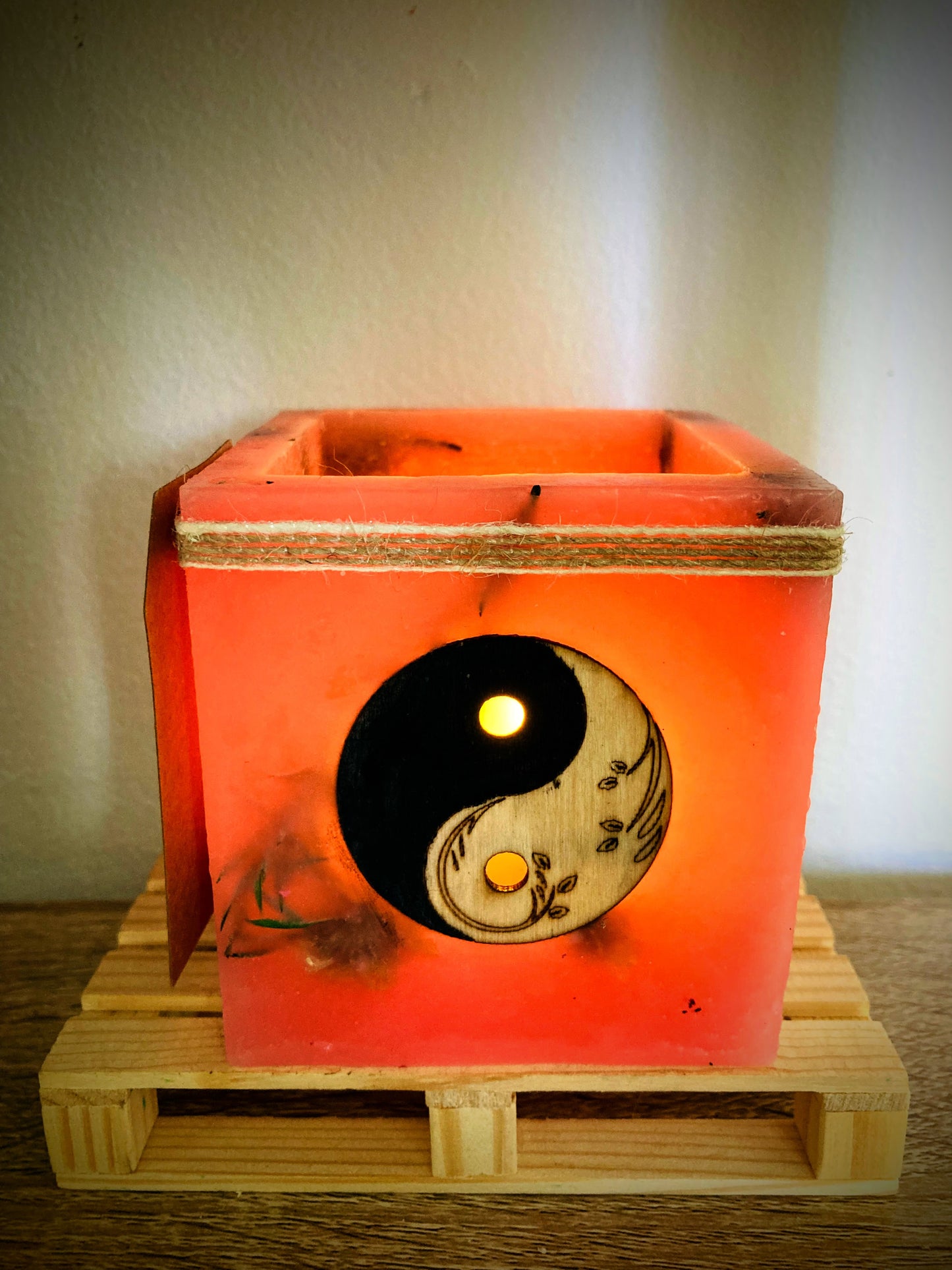 Fanal de cera / vela hueca con Ying-yang en madera y aroma a naranja y canela -Lilinnight