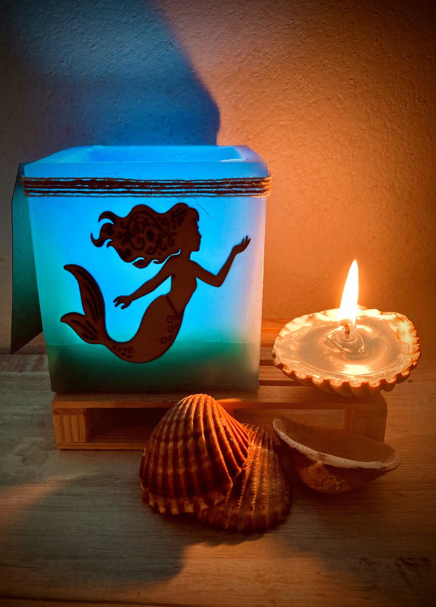 Fanal de cera artesanal / Vela hueca con aroma a flores y  con aplique de sirena – Lilinnight