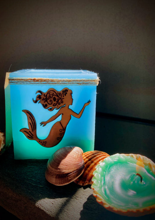 Fanal de cera artesanal / Vela hueca con aroma a flores y  con aplique de sirena – Lilinnight