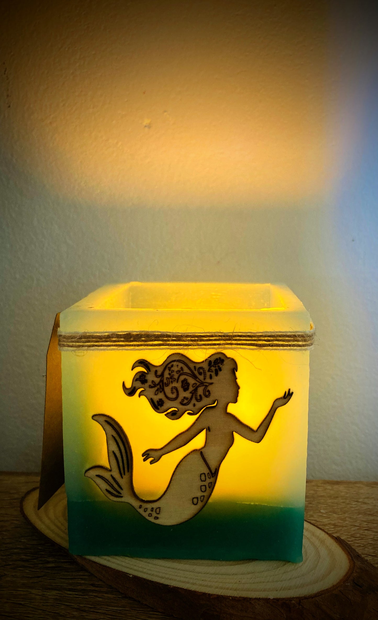 Fanal de cera artesanal / Vela hueca con aroma a flores y  con aplique de sirena – Lilinnight