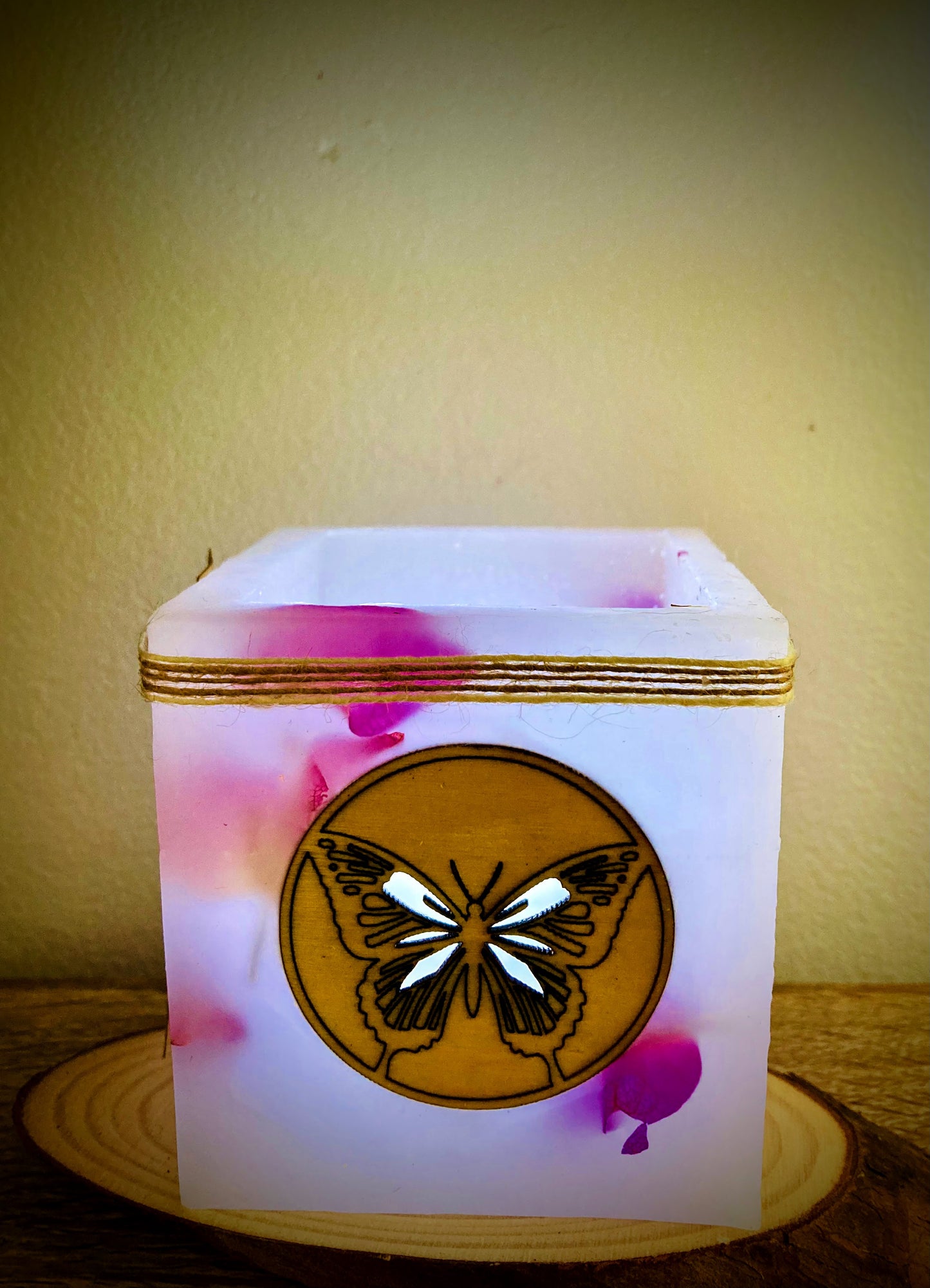 Fanal de cera / vela hueca con mariposa de madera y olor – Lilinnight