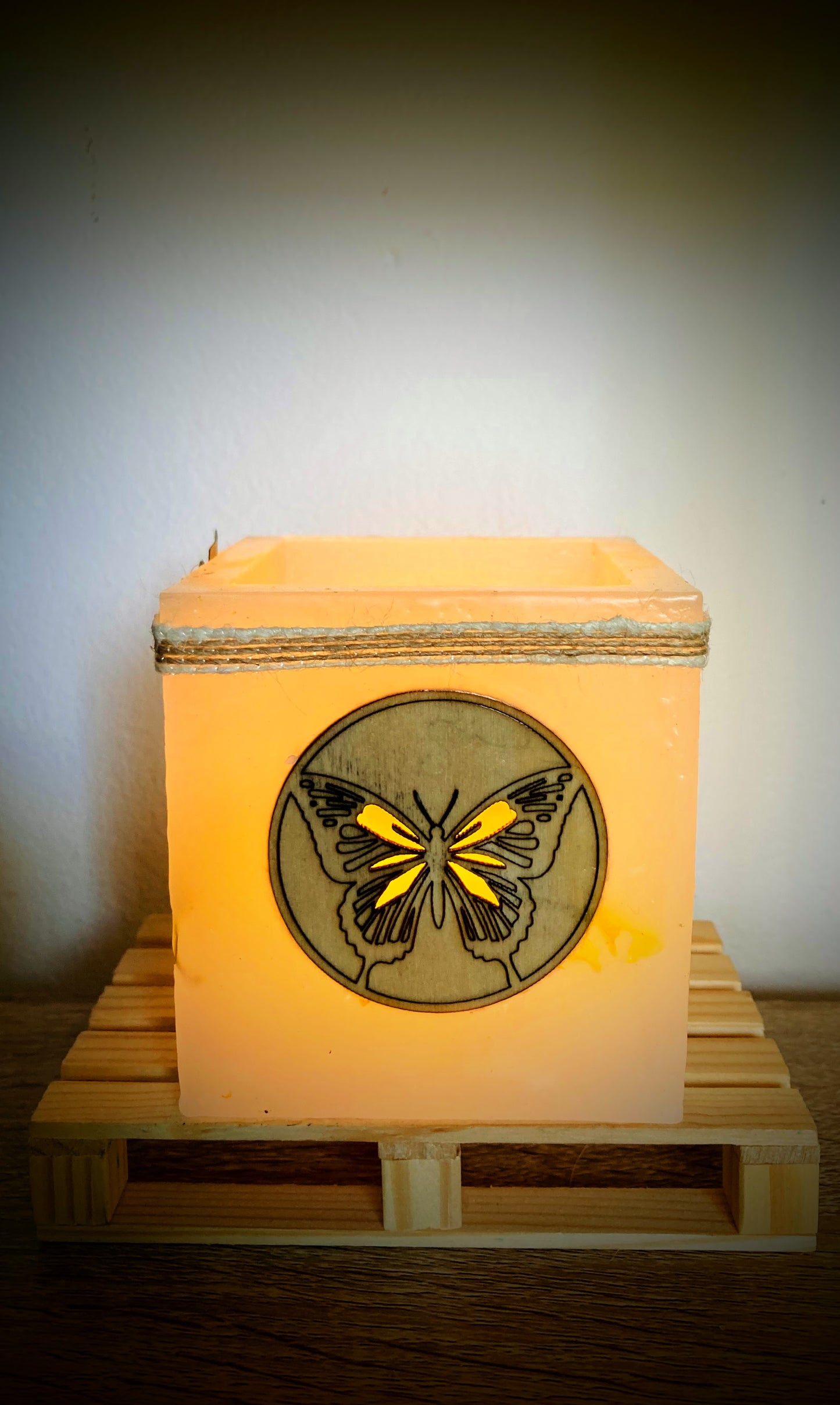 Fanal de cera / vela hueca con mariposa de madera y olor – Lilinnight