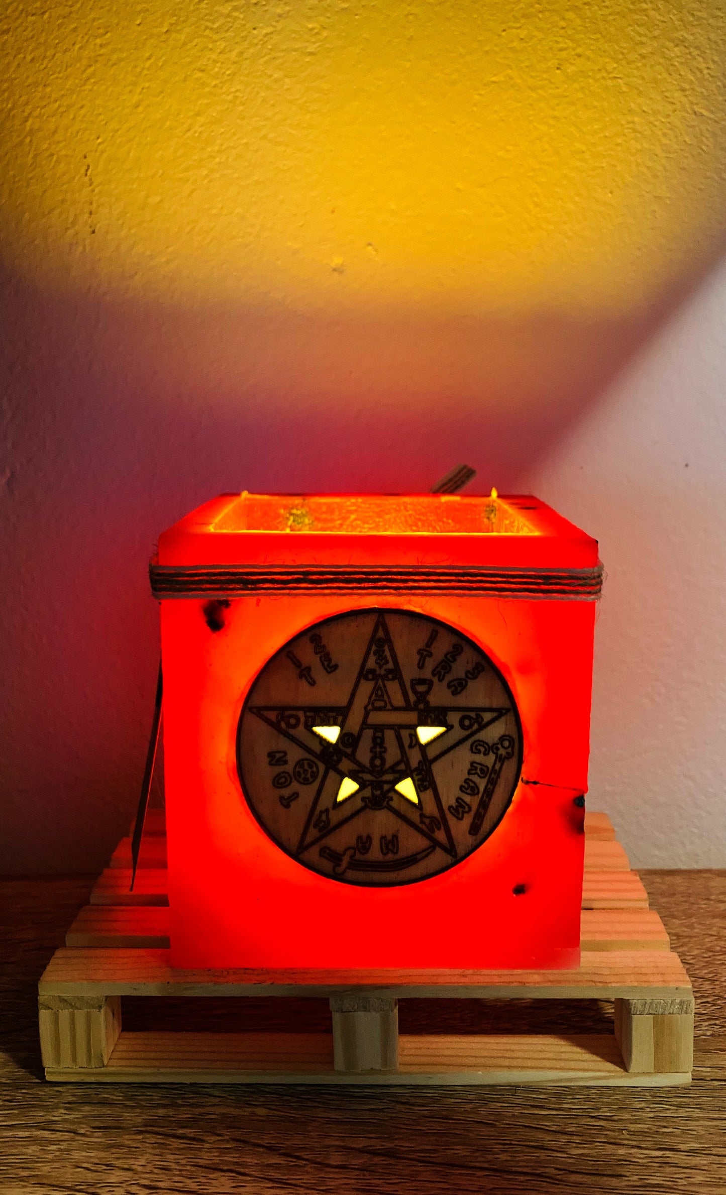 Fanal de cera / vela hueca con símbolo Tetragrammaton, aroma floral y aplique de madera – Lilinnight