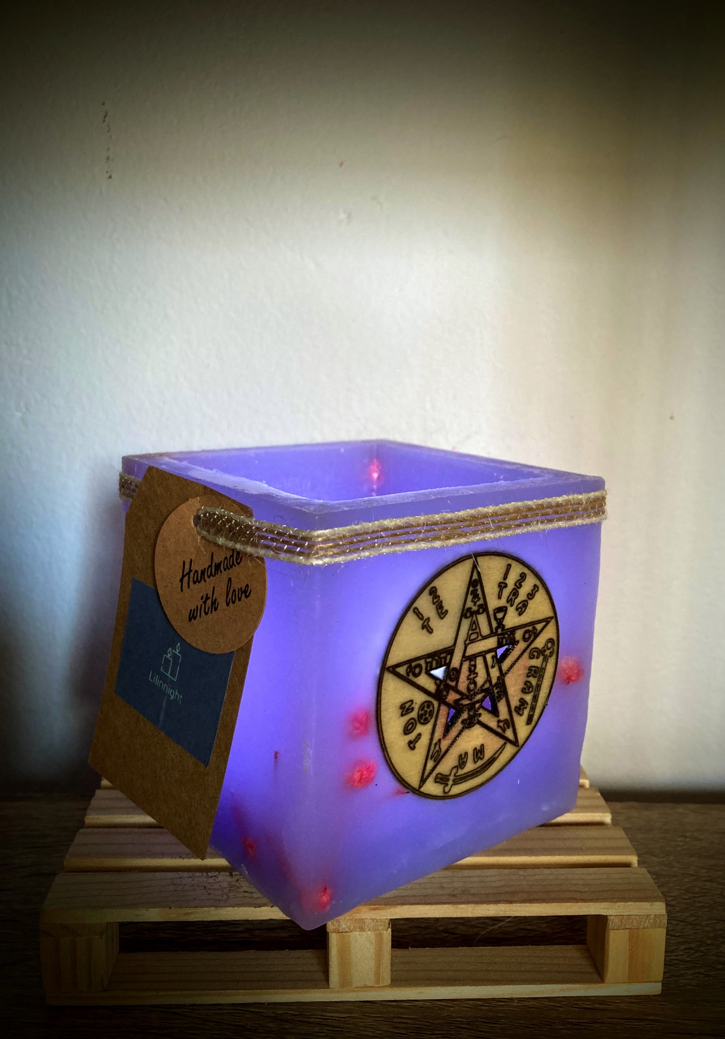 Fanal de cera / vela hueca con símbolo Tetragrammaton, aroma floral y aplique de madera – Lilinnight