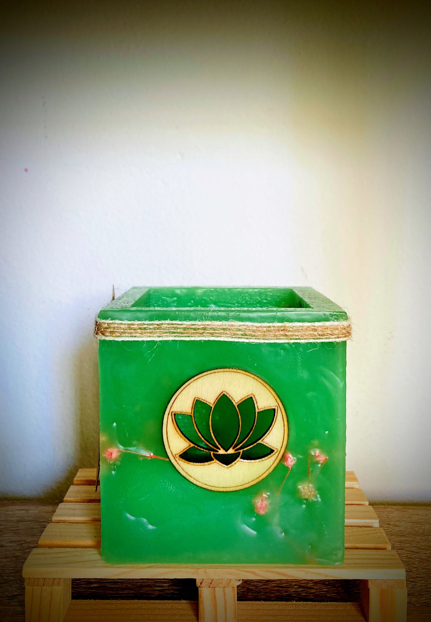 Fanal de cera/vela hueca con aplique de madera de flor de loto aromática - Lilinnight