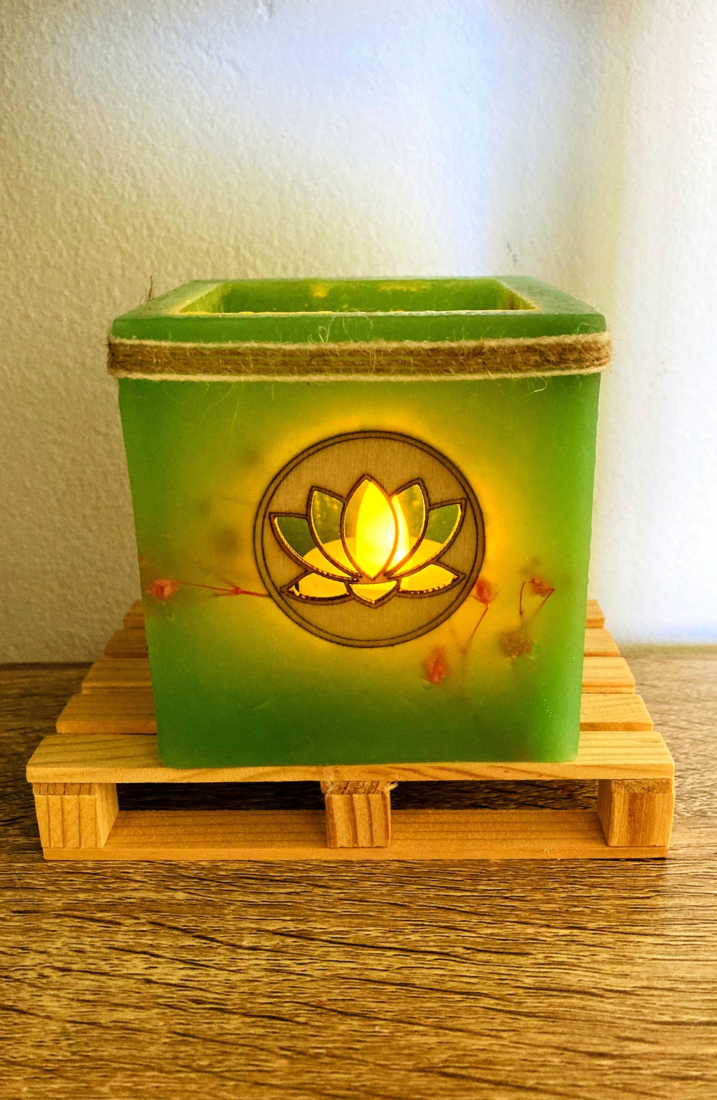 Fanal de cera/vela hueca con aplique de madera de flor de loto aromática - Lilinnight