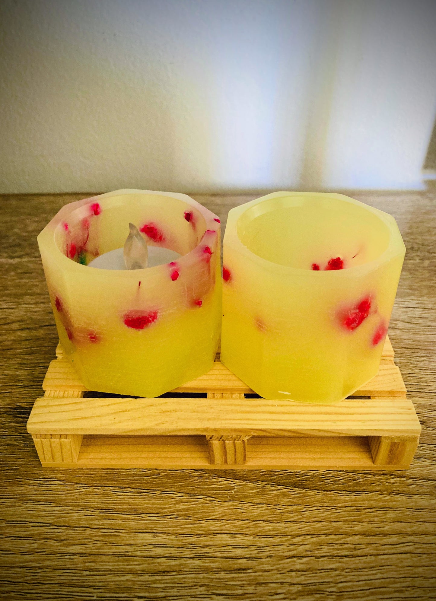 Pack 2 Velas Artesanales Hexagonales Pequeñas con LED y Aroma Floral – Incluye Bolsita de Regalo – Personalizables para Eventos (Bodas, Bautizos, Recuerdos)