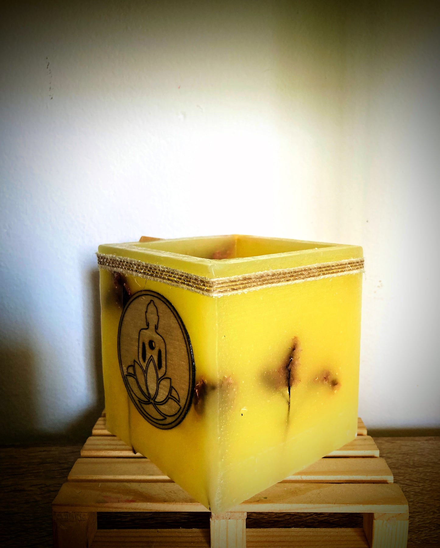Fanal de cera / vela hueca -  con Flores Secas y Buda de Madera, Aroma Floral
