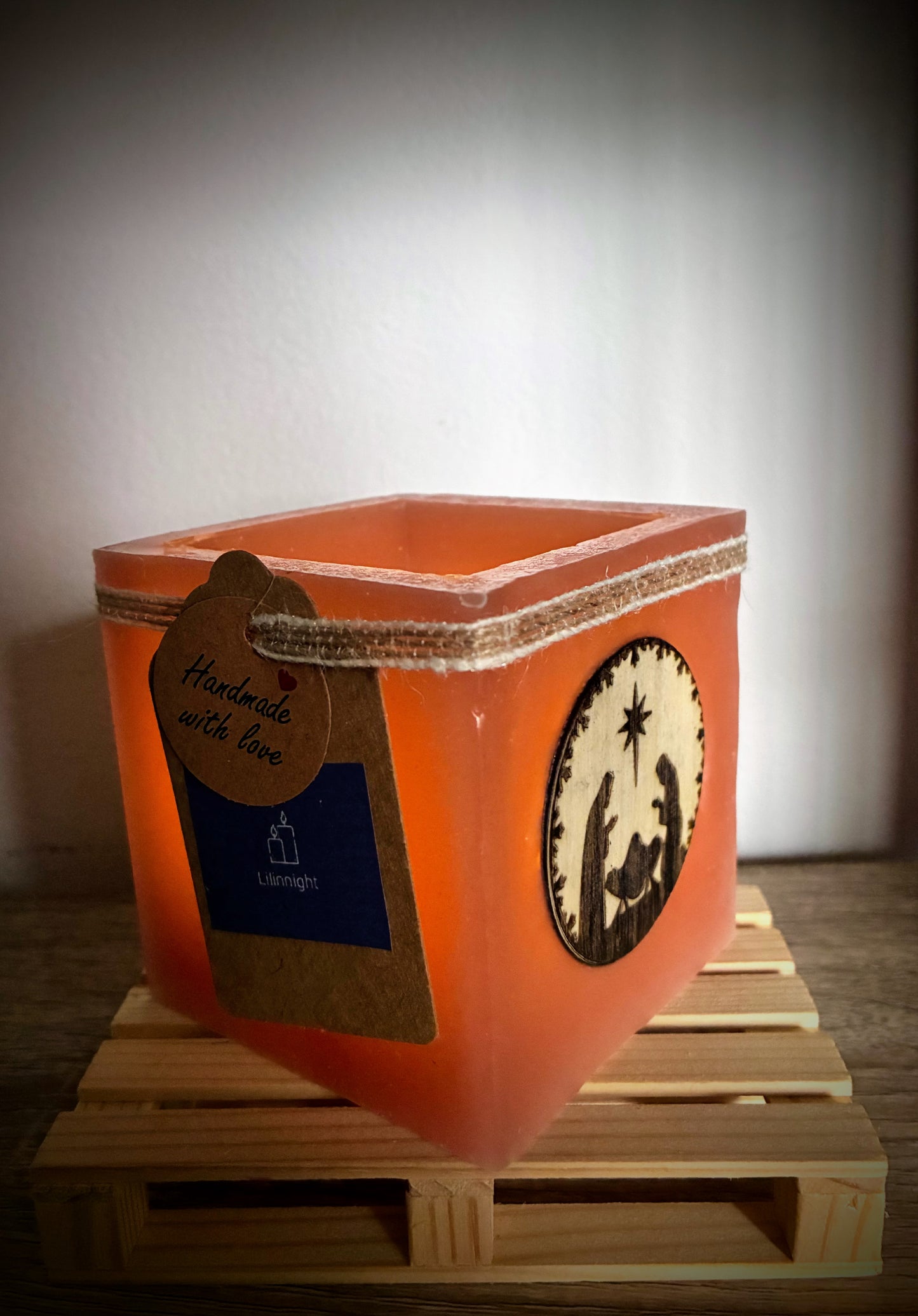 Fanal de cera artesanal / vela hueca con aplique de Belen y aroma a flores