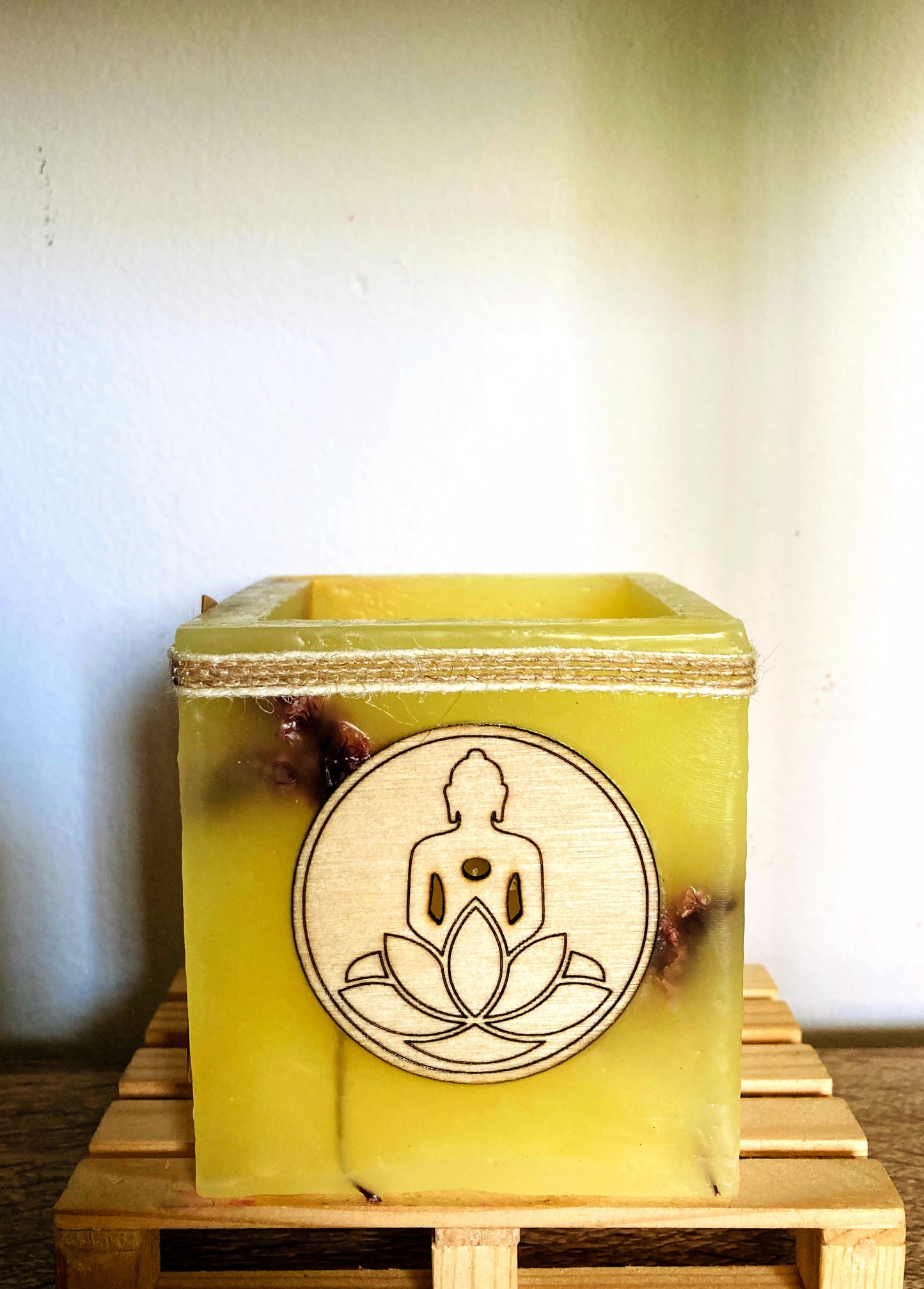 Fanal de cera / vela hueca -  con Flores Secas y Buda de Madera, Aroma Floral