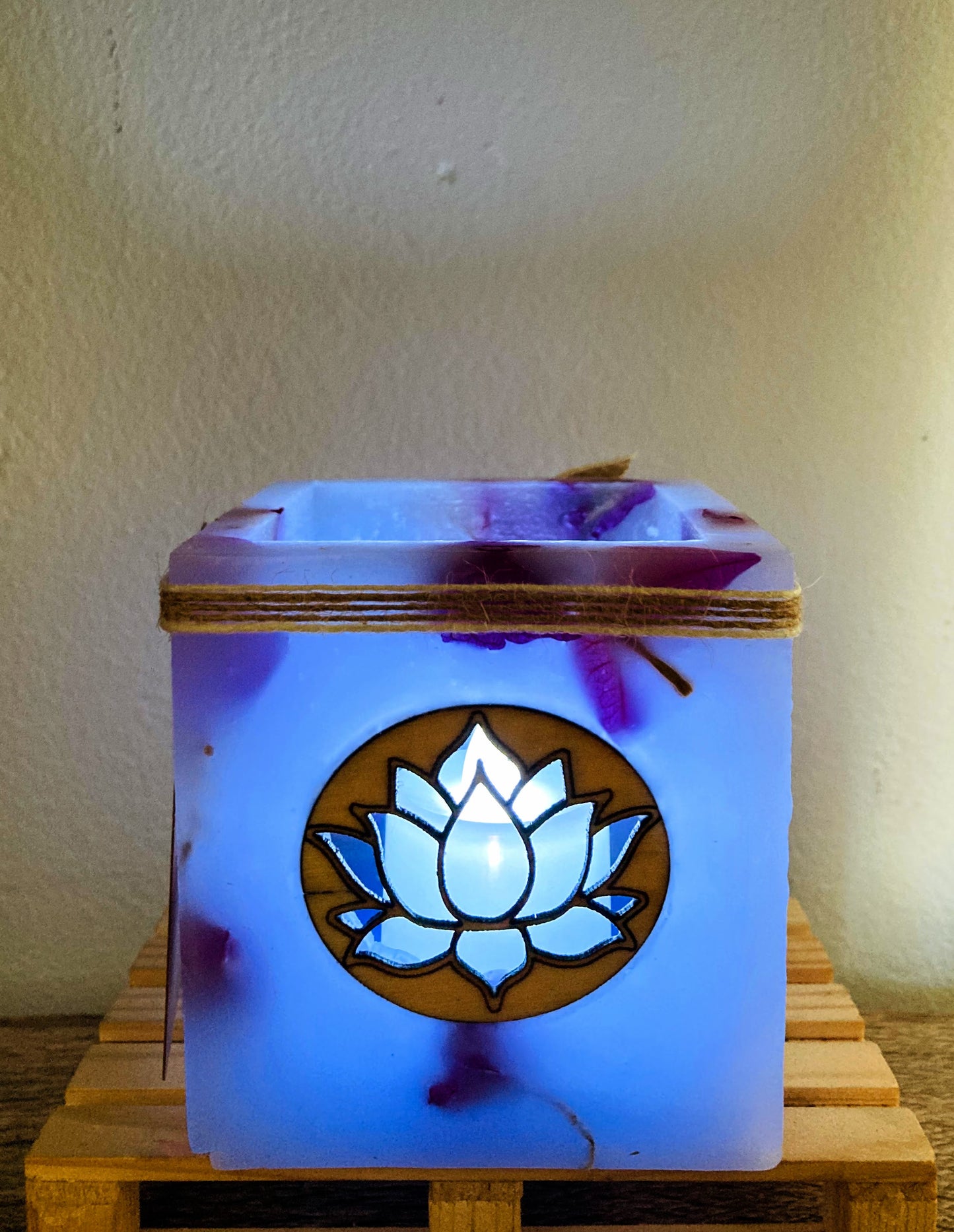 Fanal de cera / vela hueca con flor de loto – lilinnight