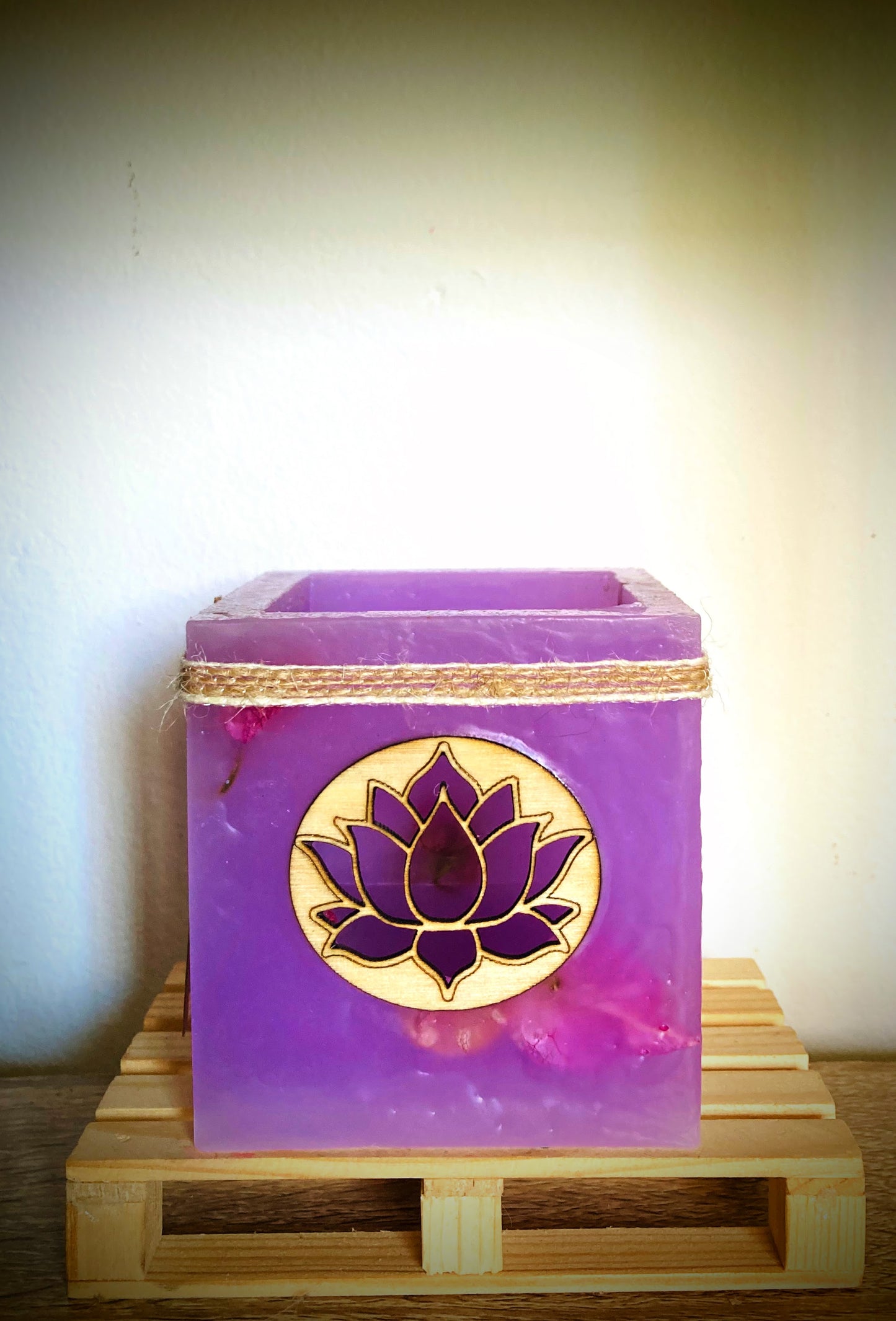 Fanal de cera / vela hueca con flor de loto – lilinnight