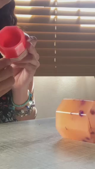 Cargar video: En Lilinnight preparamos bolsitas semitransparentes personalizadas que incluyen dos velas huecas pequeñas junto con una vela LED, presentadas con la etiqueta del evento que nos facilites.Los fanales serán variados, decorados con diferentes adornos y colores, totalmente personalizables según tus necesidades.Si deseas más información, puedes contactarnos por mensaje directo o al correo electrónico saritagarciaruiz@gmail.com.Te ofreceremos un presupuesto gratuito y sin compromiso.