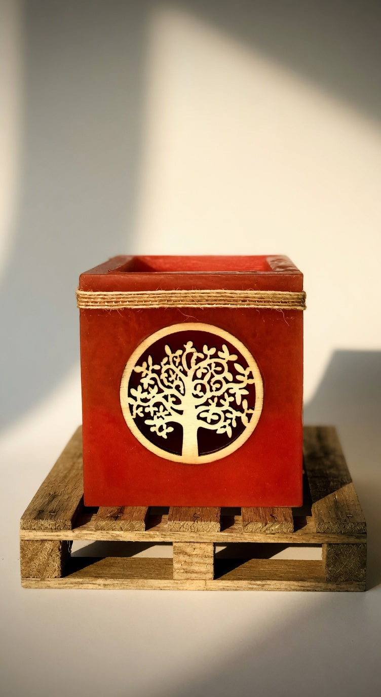 Vela hueca artesanal con símbolo del Árbol de la Vida en color rojo, con luz LED cálida. Pieza única hecha a mano con flores naturales