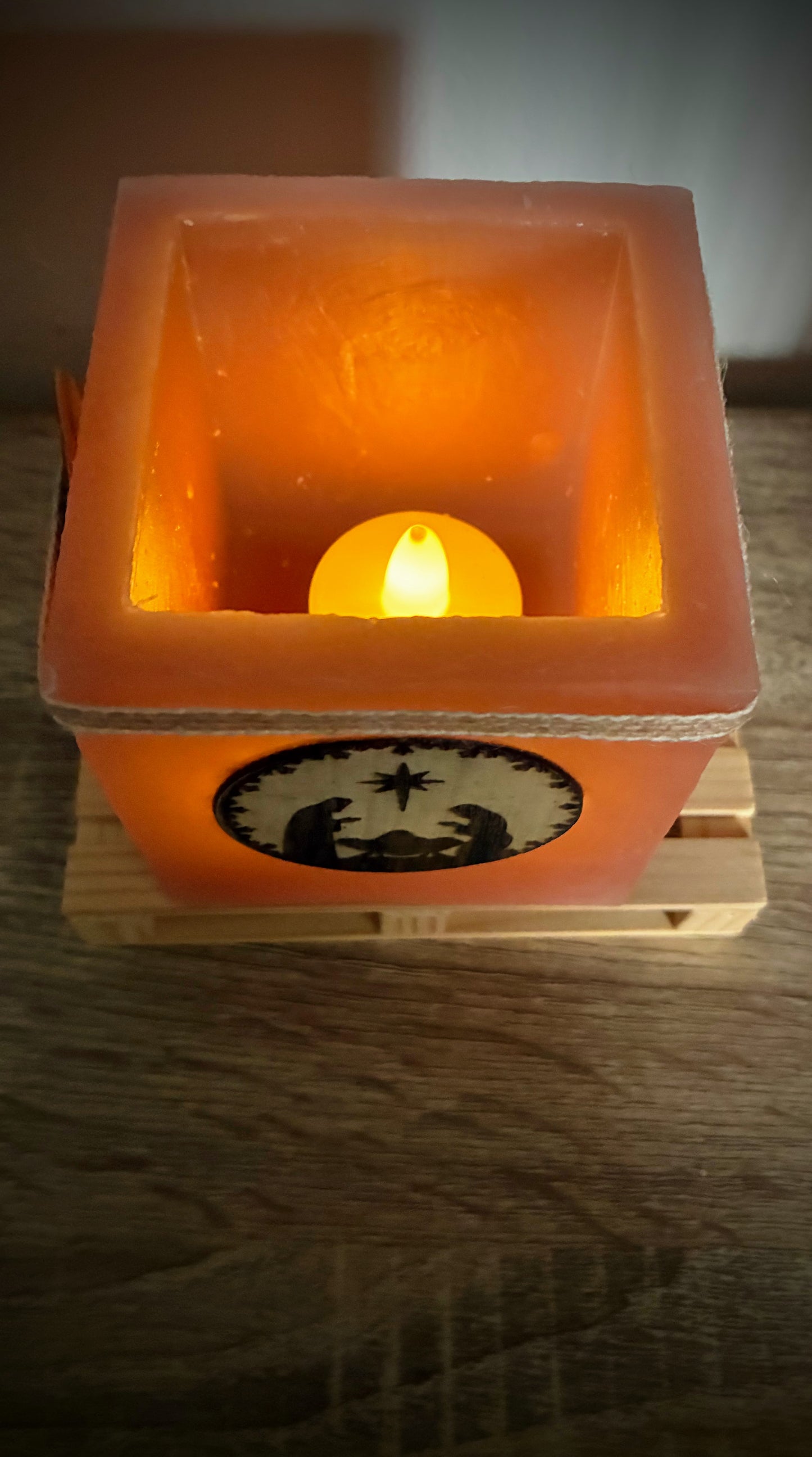 Fanal de cera artesanal / vela hueca con aplique de Belen y aroma a flores