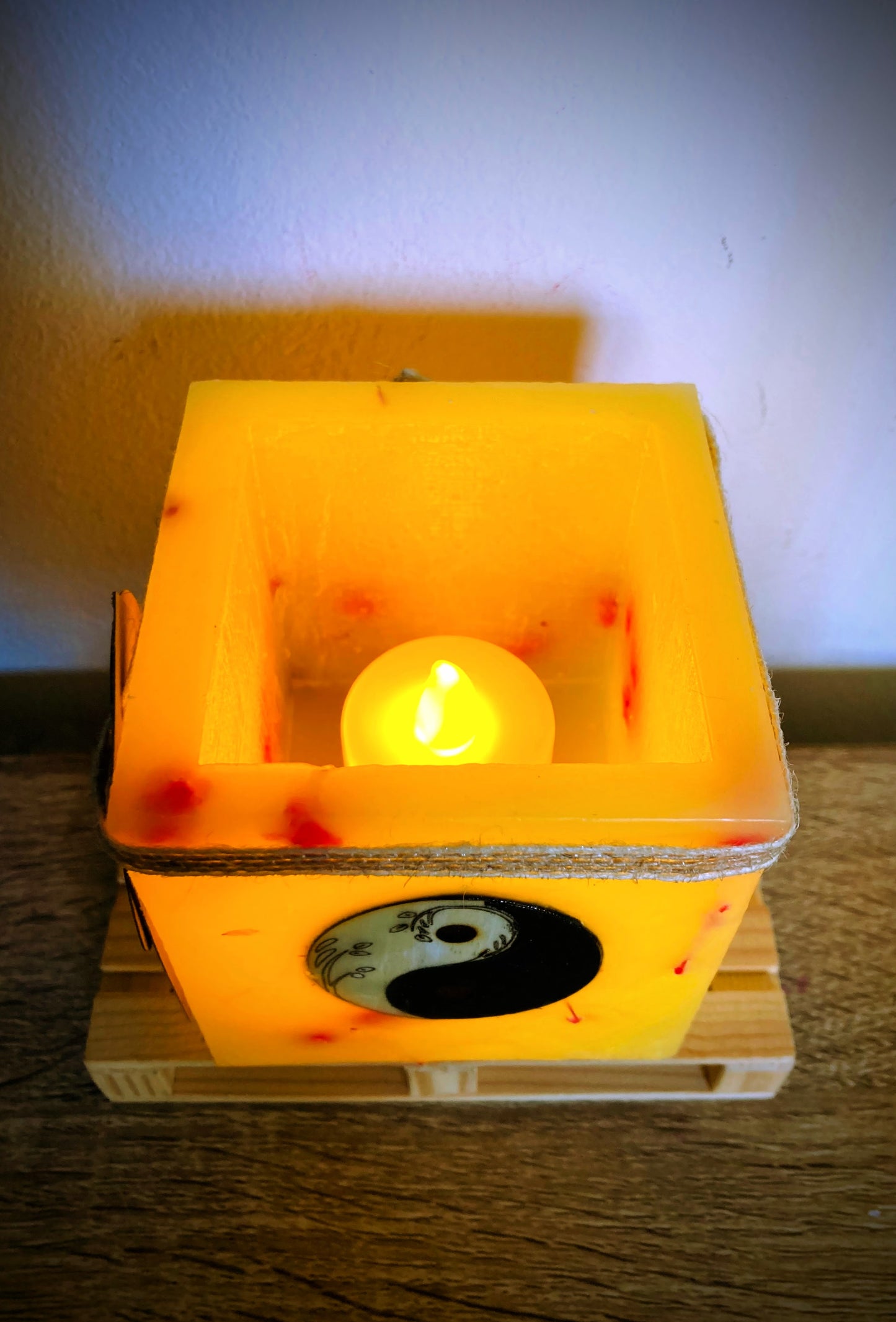 Fanal de cera / vela hueca con Ying-yang en madera y aroma a naranja y canela -Lilinnight