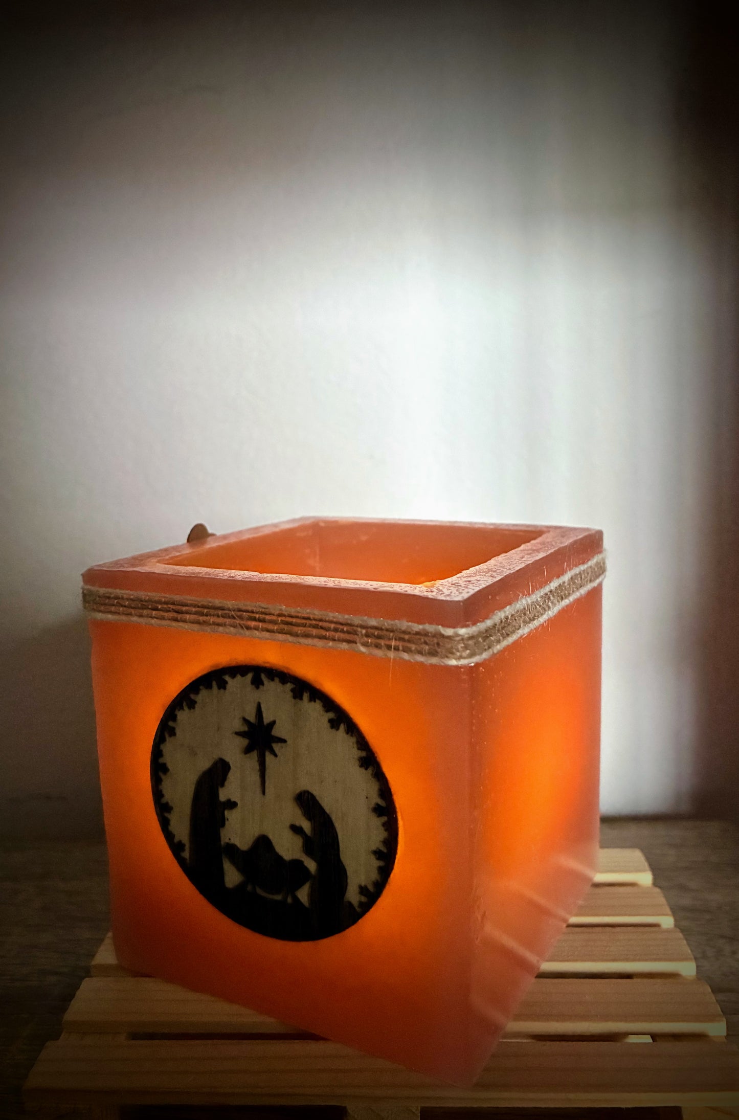 Fanal de cera artesanal / vela hueca con aplique de Belen y aroma a flores
