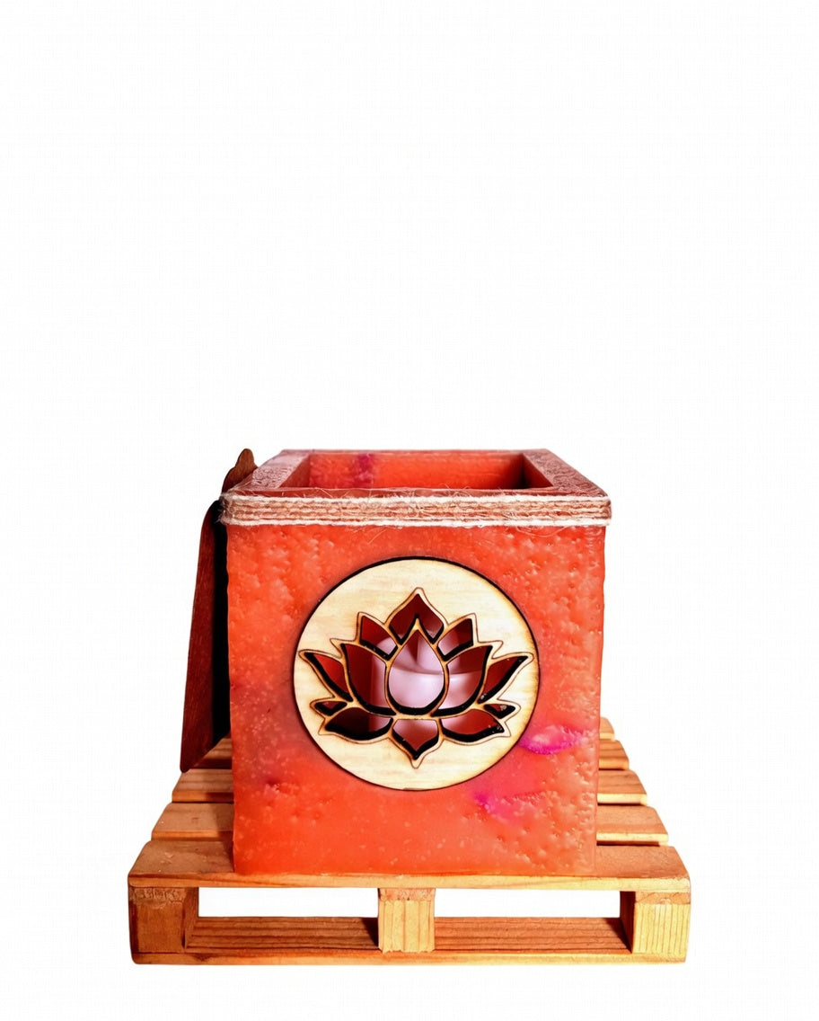 Vela hueca artesanal con símbolo Flor de Loto en color naranja, con luz LED cálida. Pieza única hecha a mano con flores naturales Lilinnight.