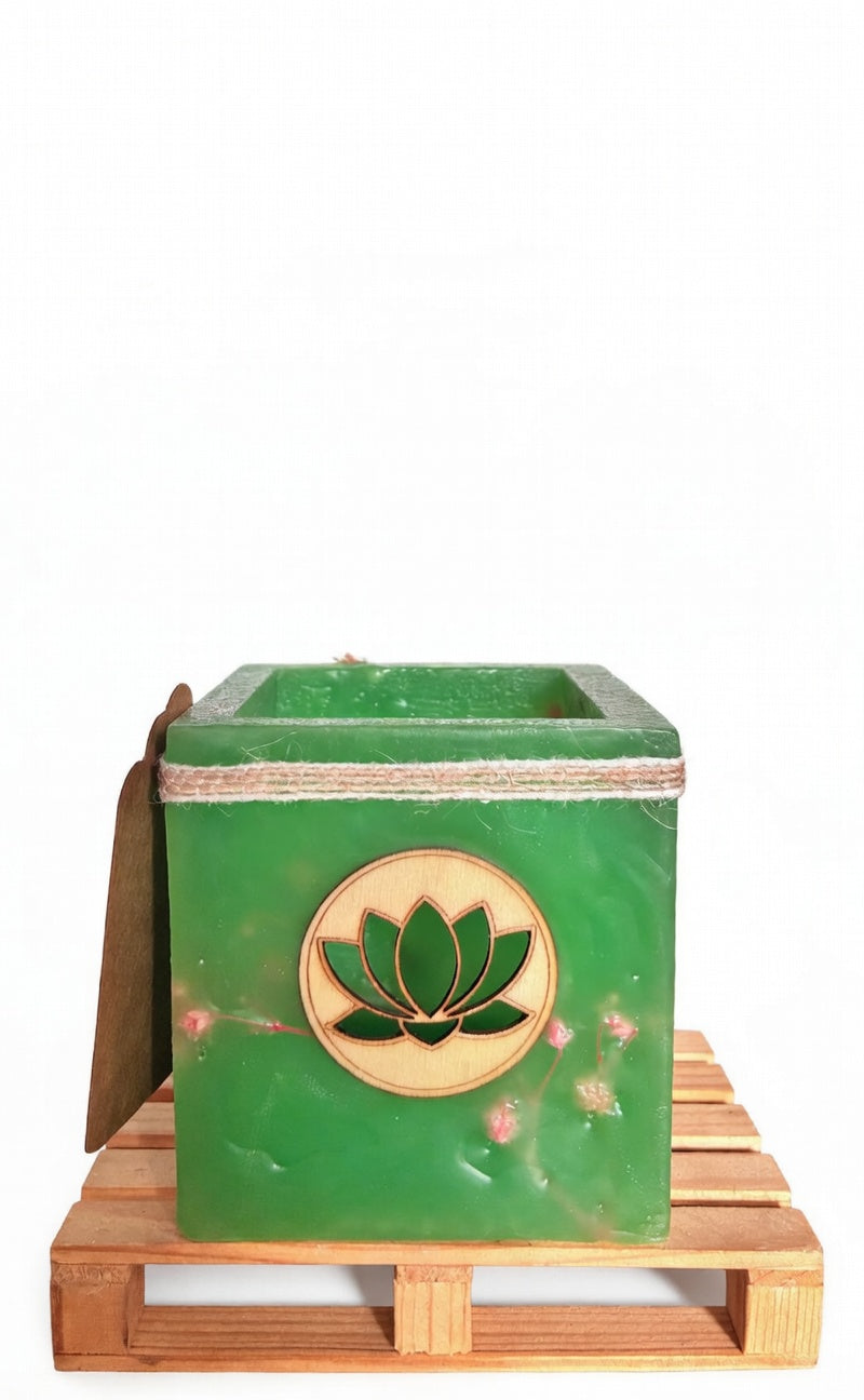 Vela hueca artesanal con símbolo Flor de Loto en color verde, con luz LED cálida. Pieza única hecha a mano con flores naturales Lilinnight.