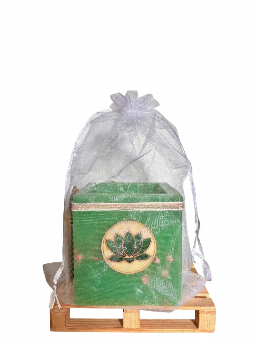 Vela hueca artesanal con símbolo Flor de Loto en color verde con luz LED cálida. Pieza única hecha a mano con flores naturales Lilinnight. incluye bolsita 
