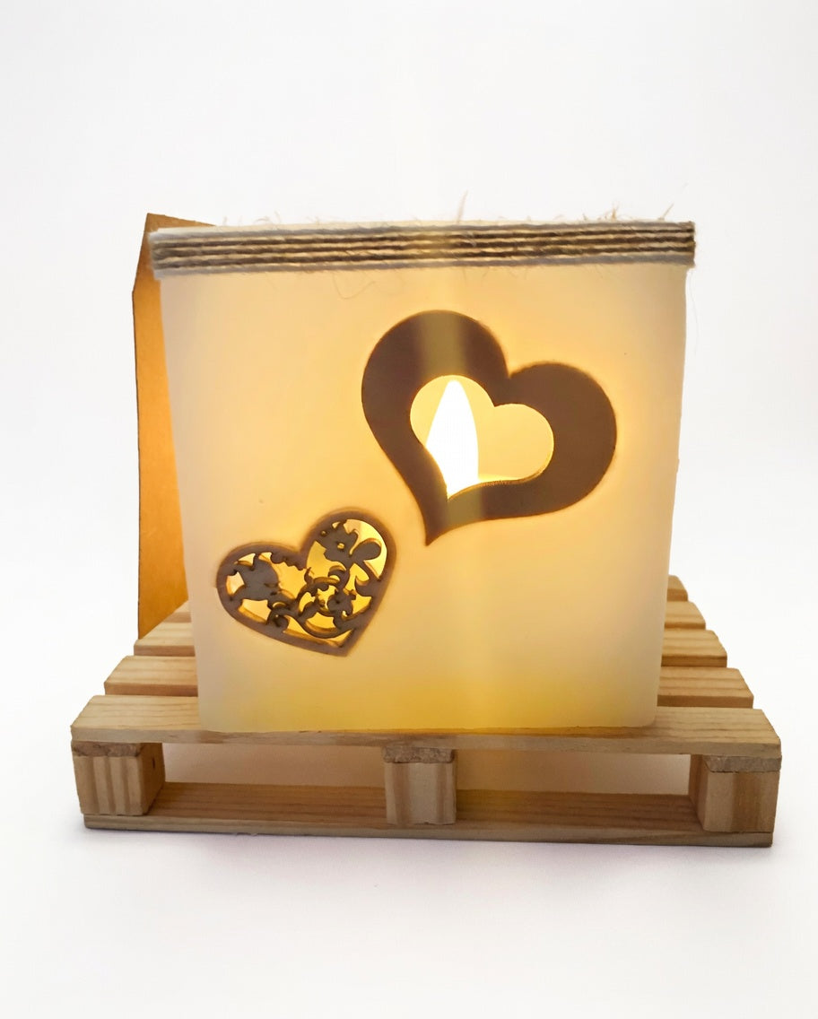 Fanal artesanal / vela hueca - Lilinnight con apliques de madera en forma de corazón —