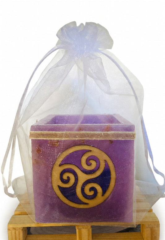 Fanal de cera artesana / vela hueca con trisquel – Lilinnight