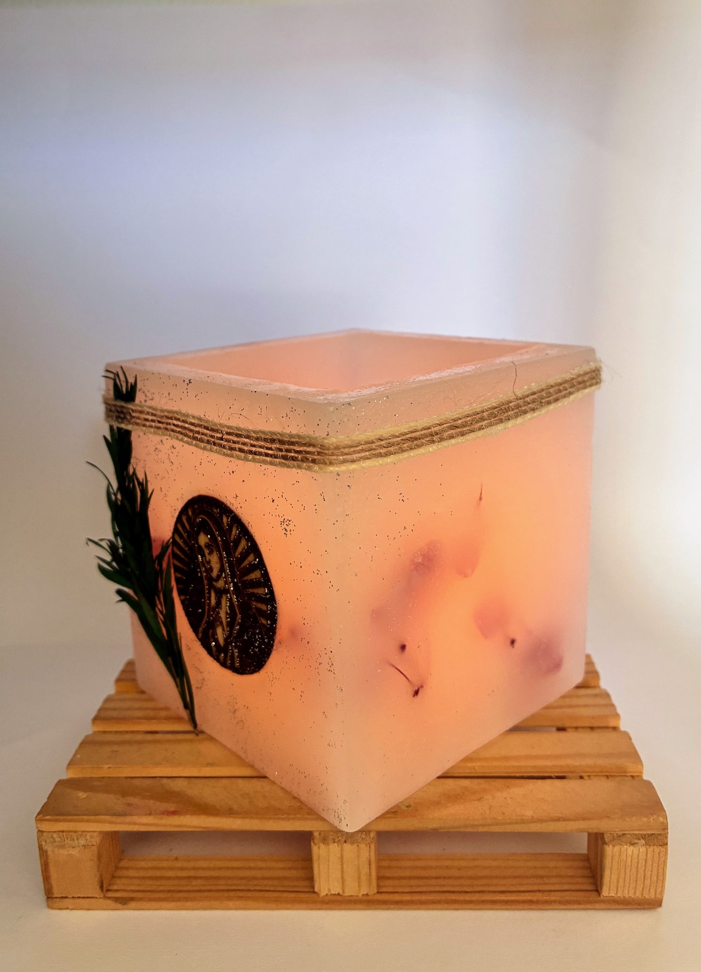 Vela hueca artesanal con la virgen y aroma a frutos rojos