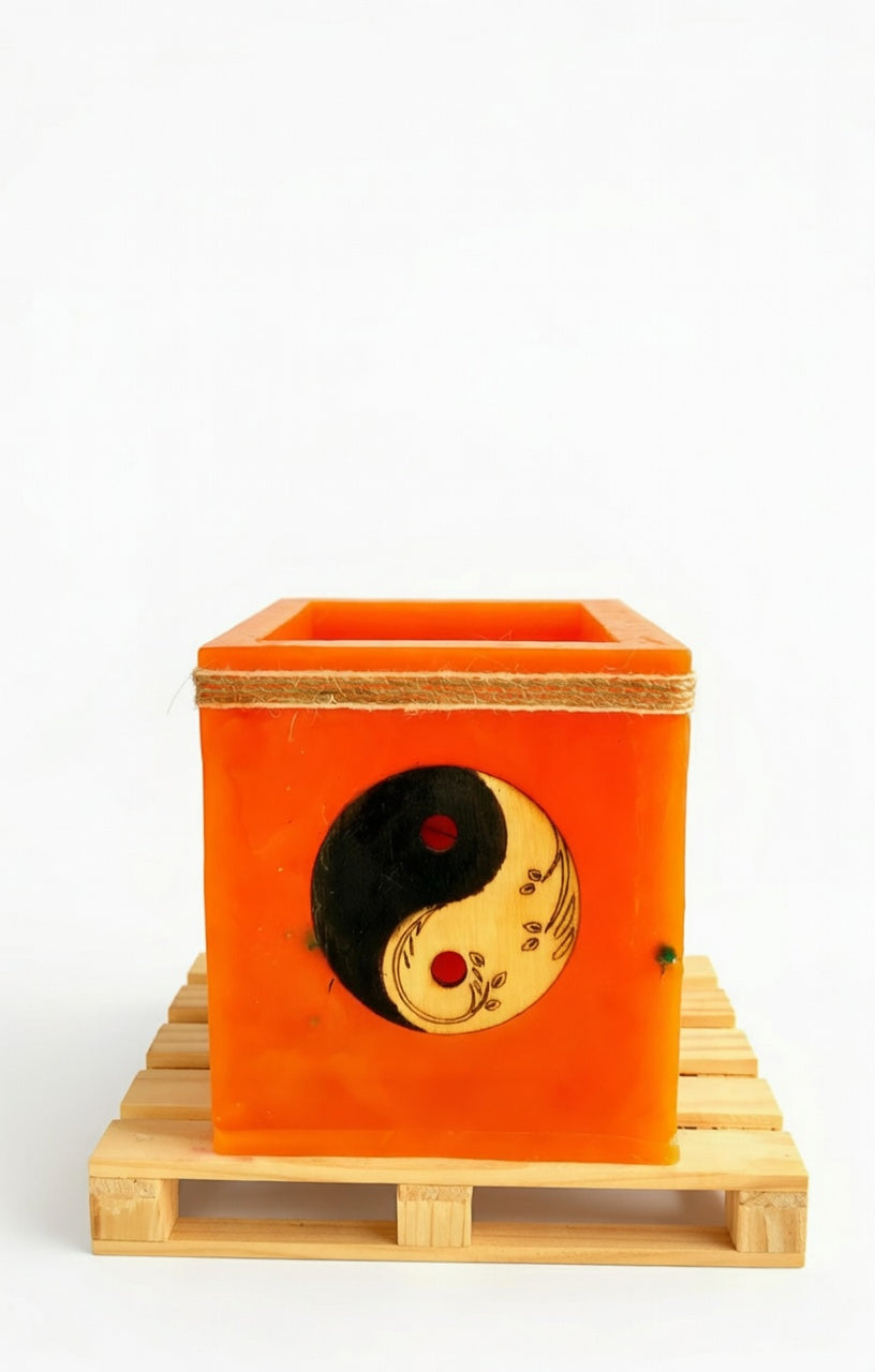 Fanal de cera / vela hueca con Yin-yang en madera y aroma a naranja y canela -Lilinnight