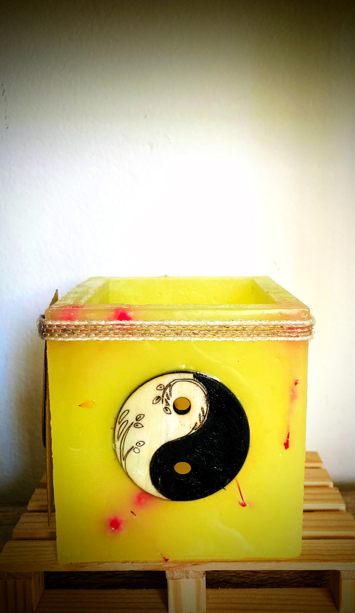 Fanal de cera / vela hueca con Ying-yang en madera y aroma a naranja y canela -Lilinnight