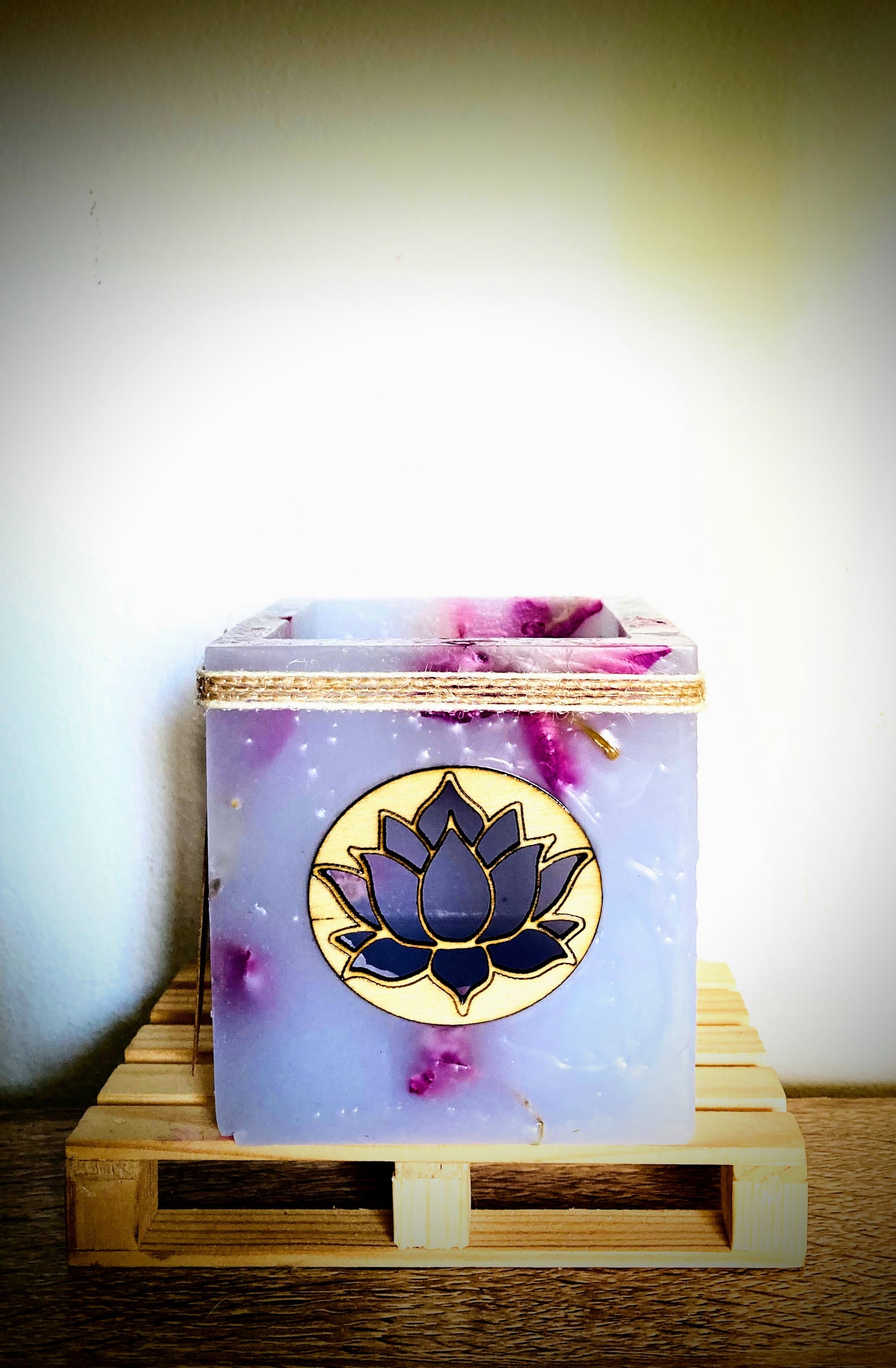 Fanal de cera / vela hueca con flor de loto – lilinnight